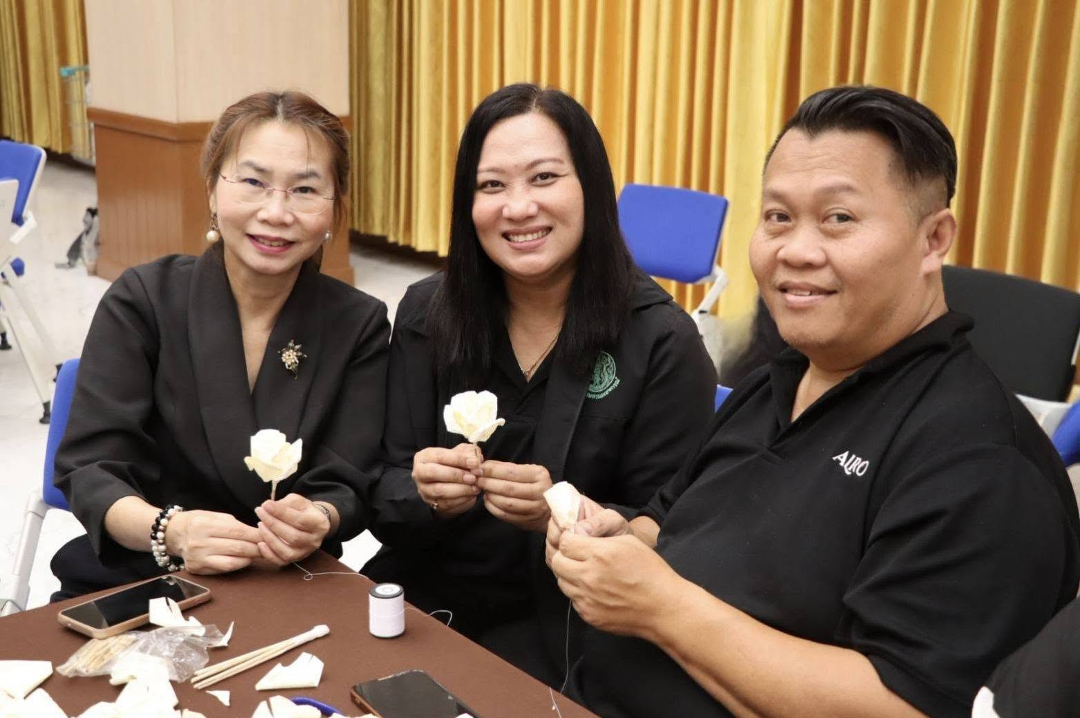  ปฏิรูปที่ดินจังหวัดพระนครศรีอยุธยา พร้อมเจ้าหน้าที่ฝ่ายบริหารทั่วไป สำนักงานการปฏิรูปที่ดินจังหวัดพระนครศรีอยุธยา เข้าร่วมกิจกรรมประดิษฐ์ดอกไม้จันทน์ระดับจังหวัด เพื่อเตรียมความพร้อมในการจัดพระราชพิธีถวายดอกไม้จันทน์ของประชาชนในส่วนภูมิภาค ในงานพระราชพิธีถวายพระเพลิงพระบรมศพ สมเด็จพระนางเจ้าสิริกิติ์ พระบรมราชินีนาถ พระบรมราชชนนีพันปีหลวง