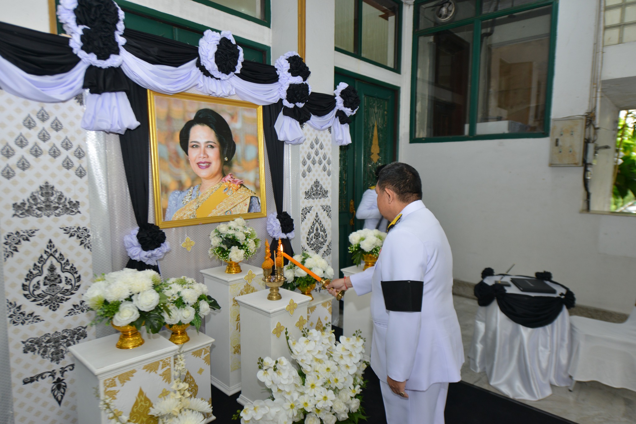 ร่วมพิธีน้อมรำลึกในพระมหากรุณาธิคุณ และลงนามถวายความอาลัย สมเด็จพระนางเจ้าสิริกิติ์ พระบรมราชินีนาถ พระบรมราชชนนีพันปีหลวง