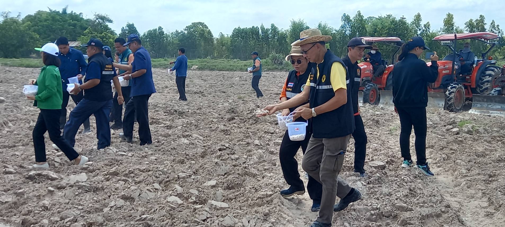 ส.ป.ก.อำนาจเจริญ ร่วมกิจกรรมการจัดงานรณรงค์ไถกลบตอซังข้าวและหว่านพืชปุ๋ยสด โครงการส่งเสริมและยกระดับการพัฒนาการผลิตและการตลาดสินค้าเกษตรปลอดภัยเพื่อความมั่นคงทางเศรษฐกิจ ตามแผนปฏิบัติราชการประจำปีของจังหวัด ประจำปีงบประมาณ 2567 