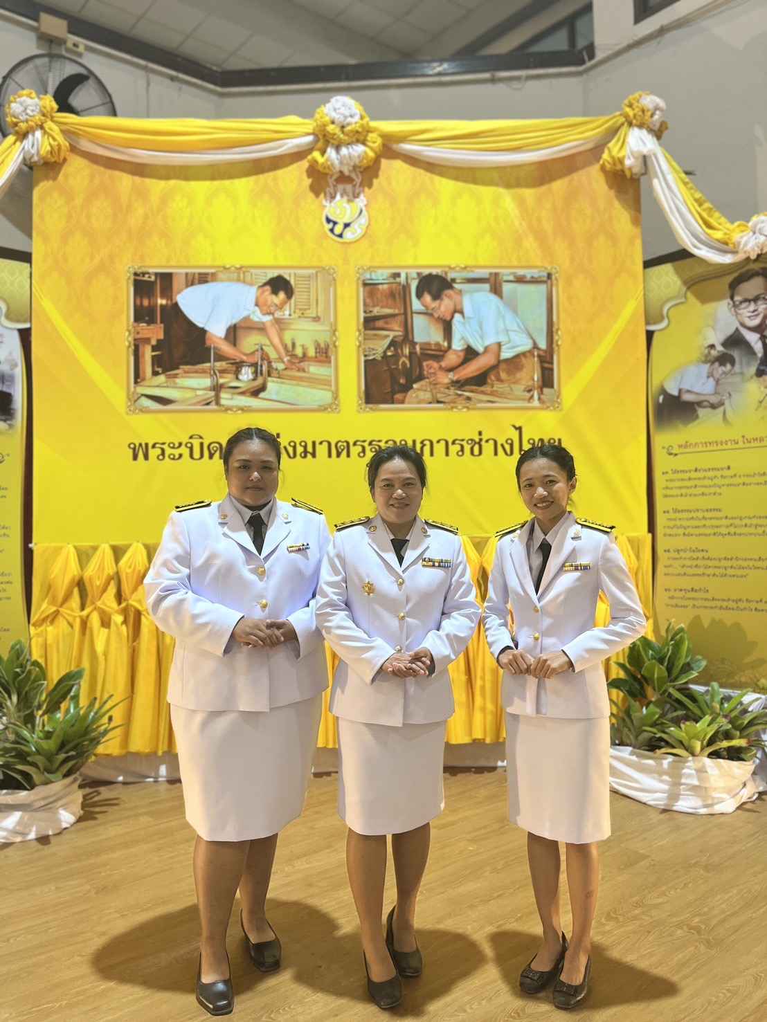 ส.ป.ก.อำนาจเจริญ ร่วมพิธีวางพานพุ่มดอกไม้สด เพื่อน้อมรำลึกในพระมหากรุณาธิคุณพระบาทสมเด็จพระปรมินทรมหาภูมิพลอดุลยเดช “พระบิดาแห่งมาตรฐานการช่างไทย” ” เนื่องในวันมาตรฐานฝีมือแรงงานแห่งชาติ (ข่าวแชร์)