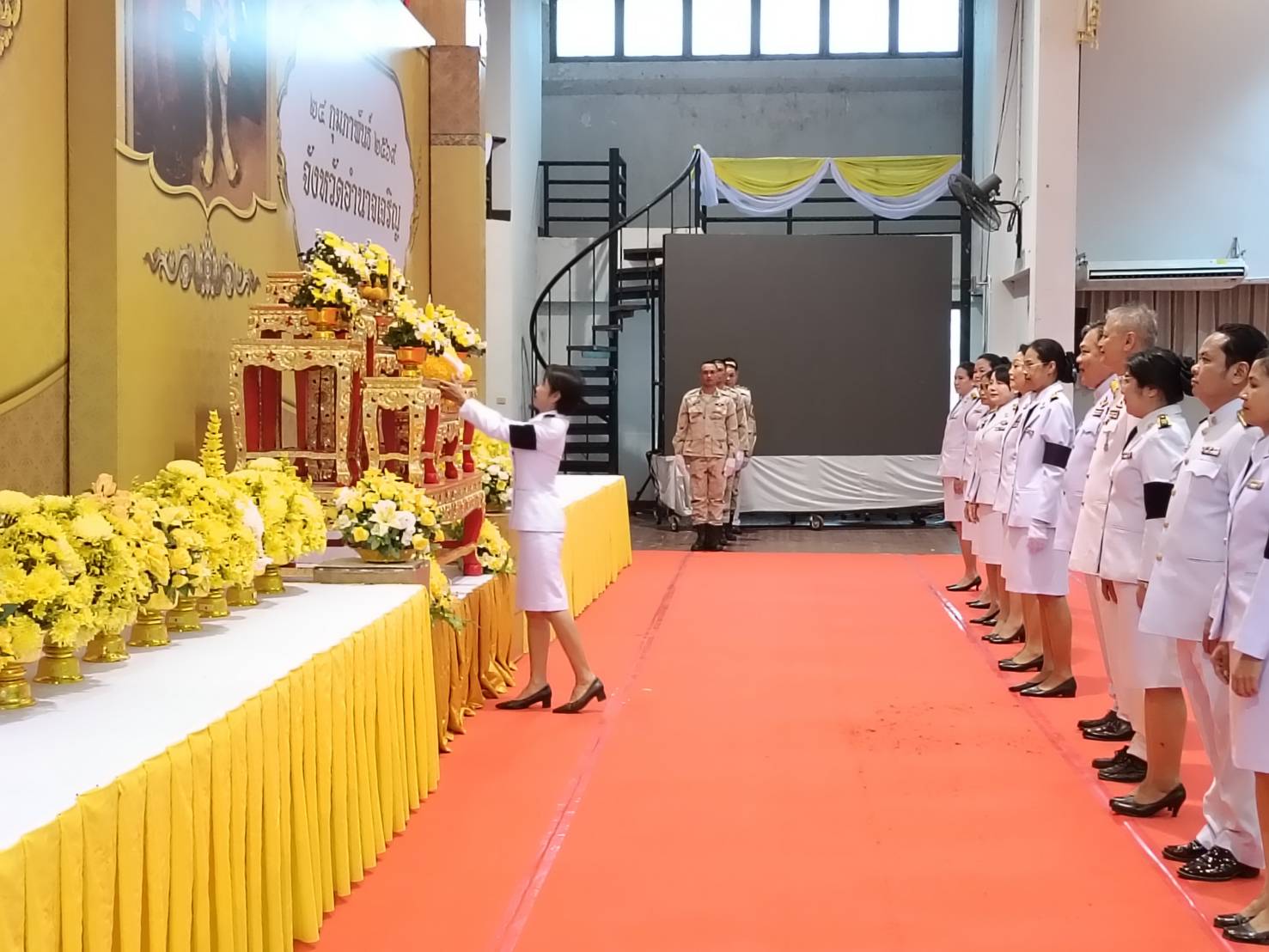 ส.ป.ก.อำนาจเจริญ ร่วมพิธีวางพุ่มดอกไม้และถวายราชสดุดี เนื่องในวันที่ระลึกพระบาทสมเด็จพระพุทธเลิศหล้านภาลัย