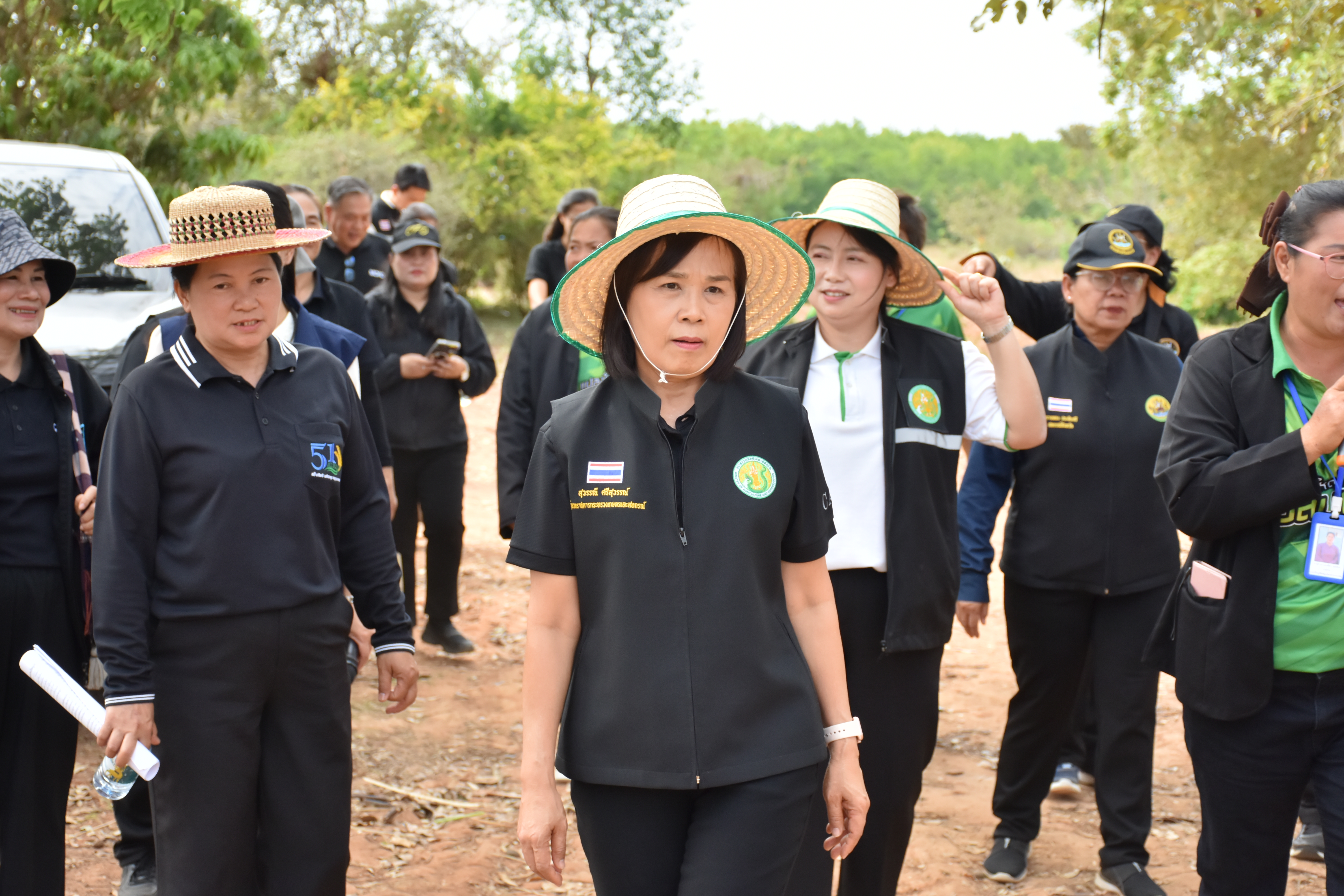 ผู้ตรวจราชการกระทรวงเกษตรและสหกรณ์ เขตตรวจราชการที่ 14 (นางสุวรรณี ศรีสุวรรณ์) และคณะผู้ตรวจราชการกรม ลงพื้นที่ตรวจติดตามนโยบายยกระดับสินค้าเกษตรและบริการมูลค่าสูง การพัฒนาสินค้าเกษตรมูลค่าสูง โครงการส่งเสริมและพัฒนาสินค้าเกษตรชีวภาพ (สมุนไพร) ณ แปลงใหญ่สมุนไพร หมู่ 10 บ้านห้วยร่องคำ ตำบลกุดปลาดุก อำเภอเมืองอำนาจเจริญ จังหวัดอำนาจเจริญ