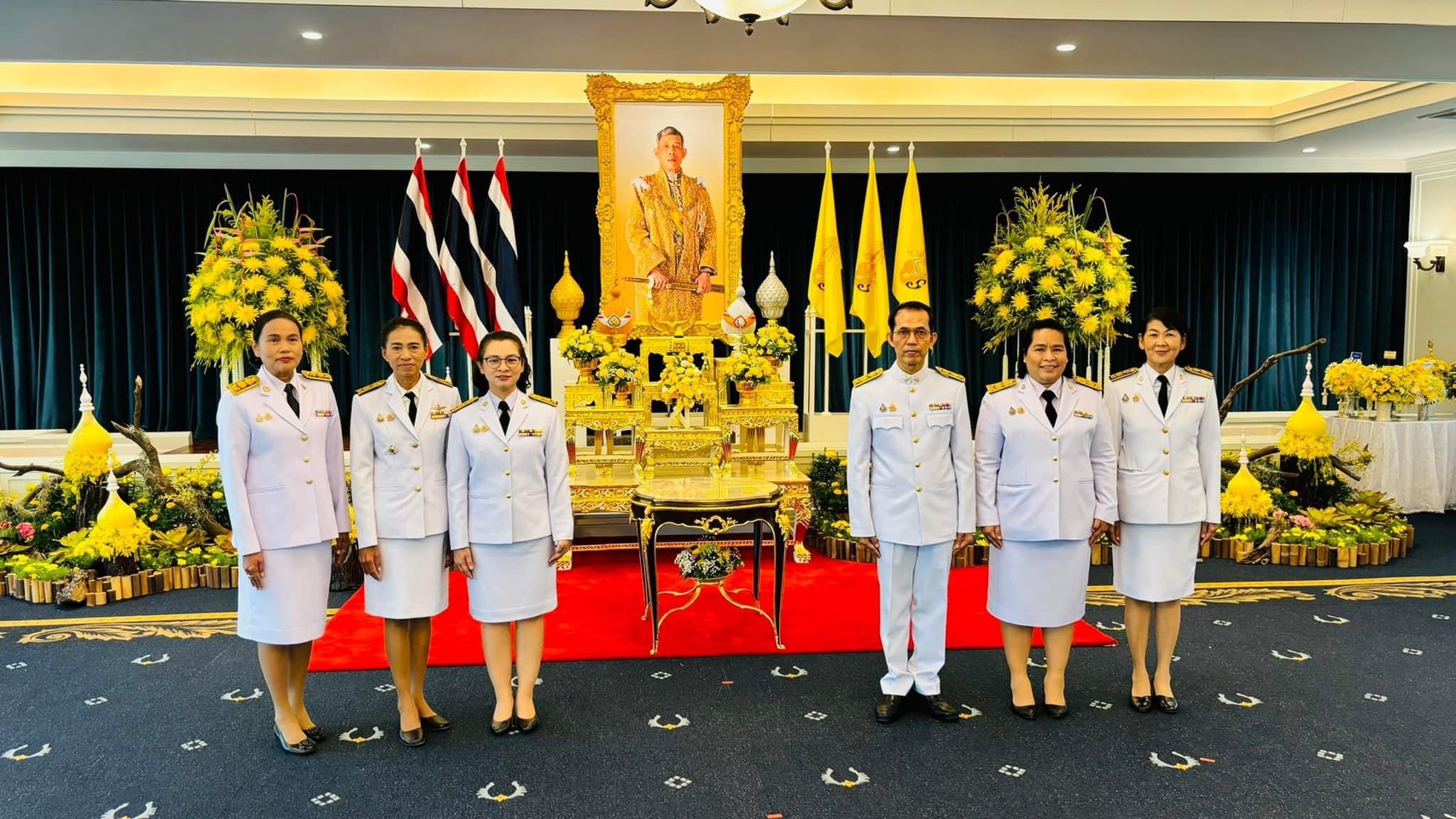 ส.ป.ก.เพชรบุรี ร่วมถวายแจกันดอกไม้ ลงนามถวายพระพร พระบาทสมเด็จพระเจ้าอยู่หัว เนื่องในโอกาสพระราชพิธีมหามงคลเฉลิมพระชนมพรรษา 6 รอบ 28 กรกฎาคม 