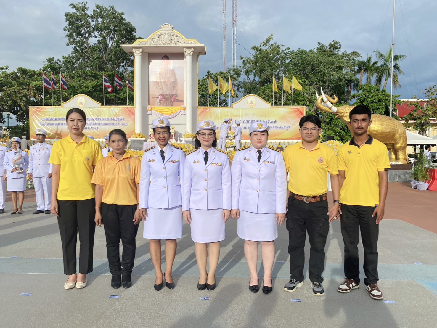 ส.ป.ก.เพชรบุรี ร่วมพิธีถวายเครื่องราชสักการะและวางพานพุ่ม และพิธีจุดเทียนถวายพระพรชัยมงคล