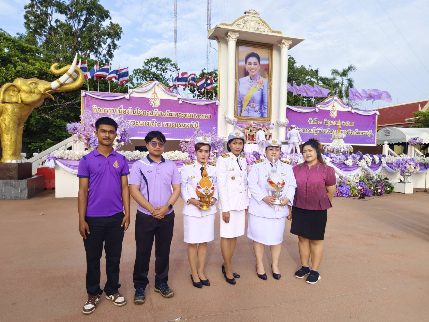 ส.ป.ก.เพชรบุรี เข้าร่วมพิธีถวายเครื่องราชสักการะและวางพานพุ่ม และพิธีจุดเทียนถวายพระพรชัยมงคล ฯ