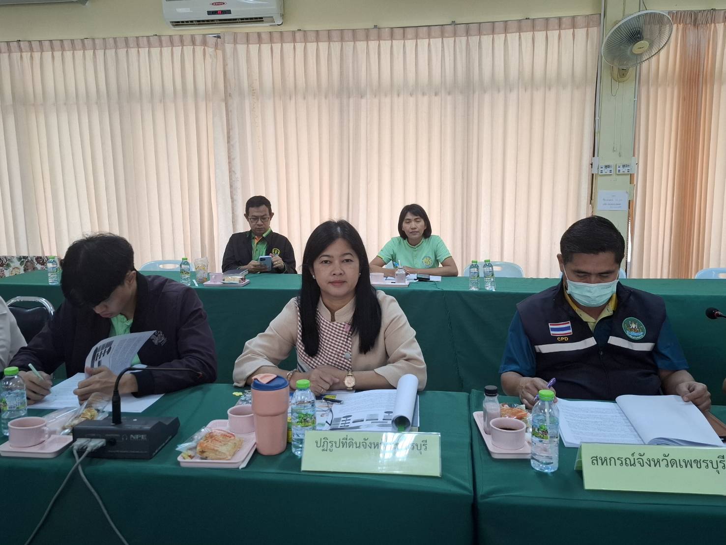 ส.ป.ก.เพชรบุรี เข้าร่วมประชุมคณะกรรมการศูนย์ติดตามและแก้ไขปัญหาภัยพิบัติด้านการเกษตร จังหวัดเพชรบุรี ครั้งที่ 1/256