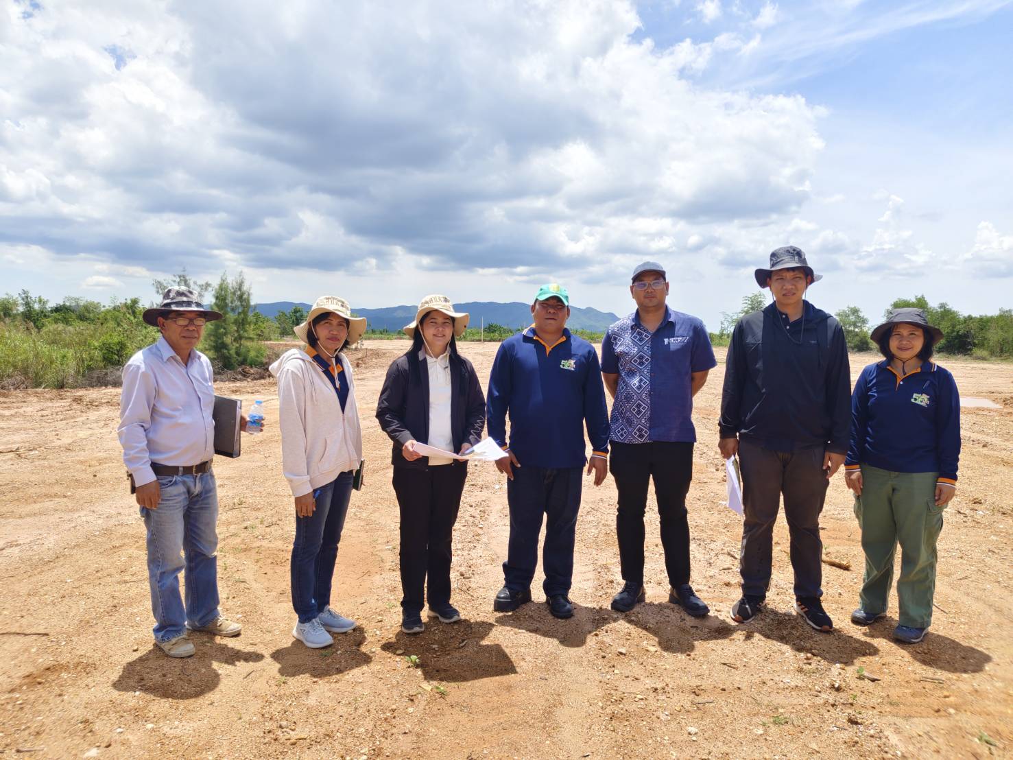 ส.ป.ก.เพชรบุรี ร่วมลงพื้นที่ตรวจการปฏิบัติงานปรับพื้นที่แปลงชุมชนฯ