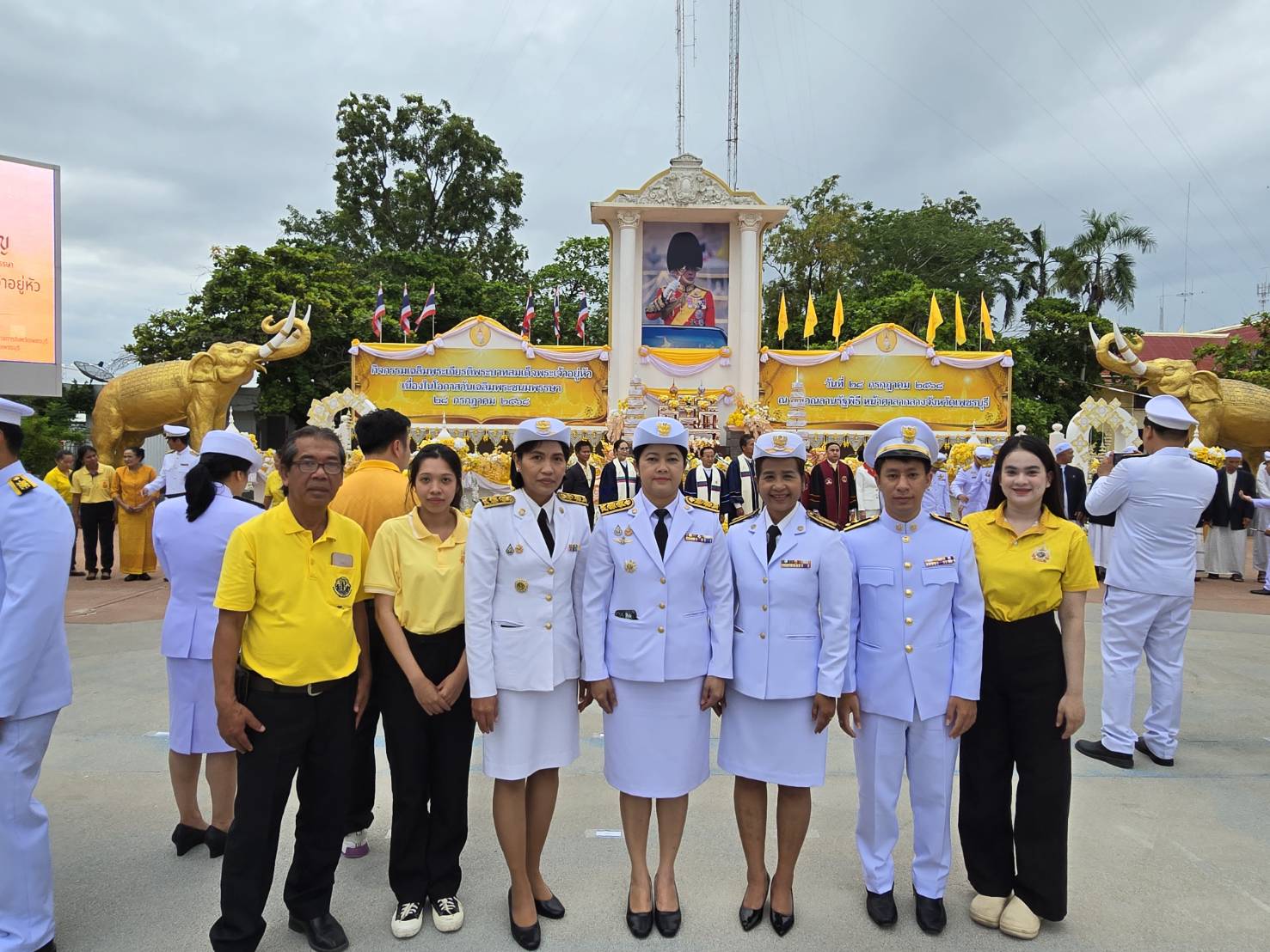 ส.ป.ก.เพชรบุรีเข้าร่วมพิธีเจริญพระพุทธมนต์และทำบุญตักบาตรถวายพระราชกุศลพระสงฆ์และสามเณร เนื่องในโอกาสวันเฉลิมพระชนมพรรษา 28 กรกฎาคม 2568