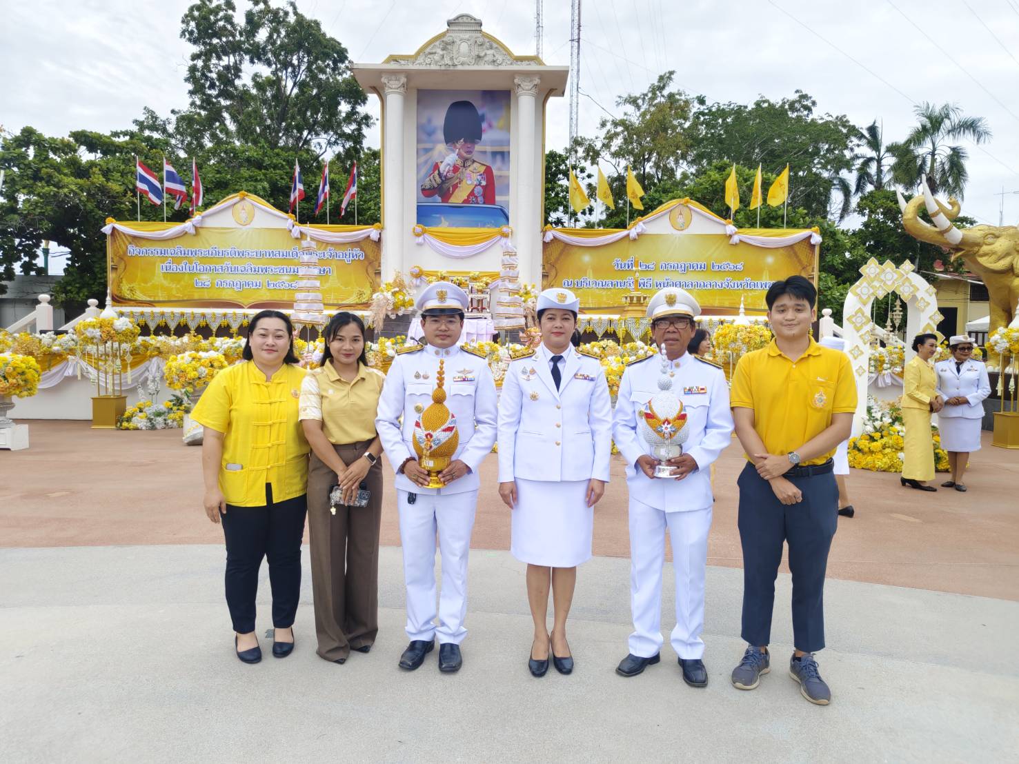 ส.ป.ก.เพชรบุรีร่วมพิธีถวายเครื่องราชสักการะ วางพานพุ่มทอง พุ่มเงิน และจุดเทียนถวายพระพรชัยมงคล เพื่อเฉลิมพระเกียรติ