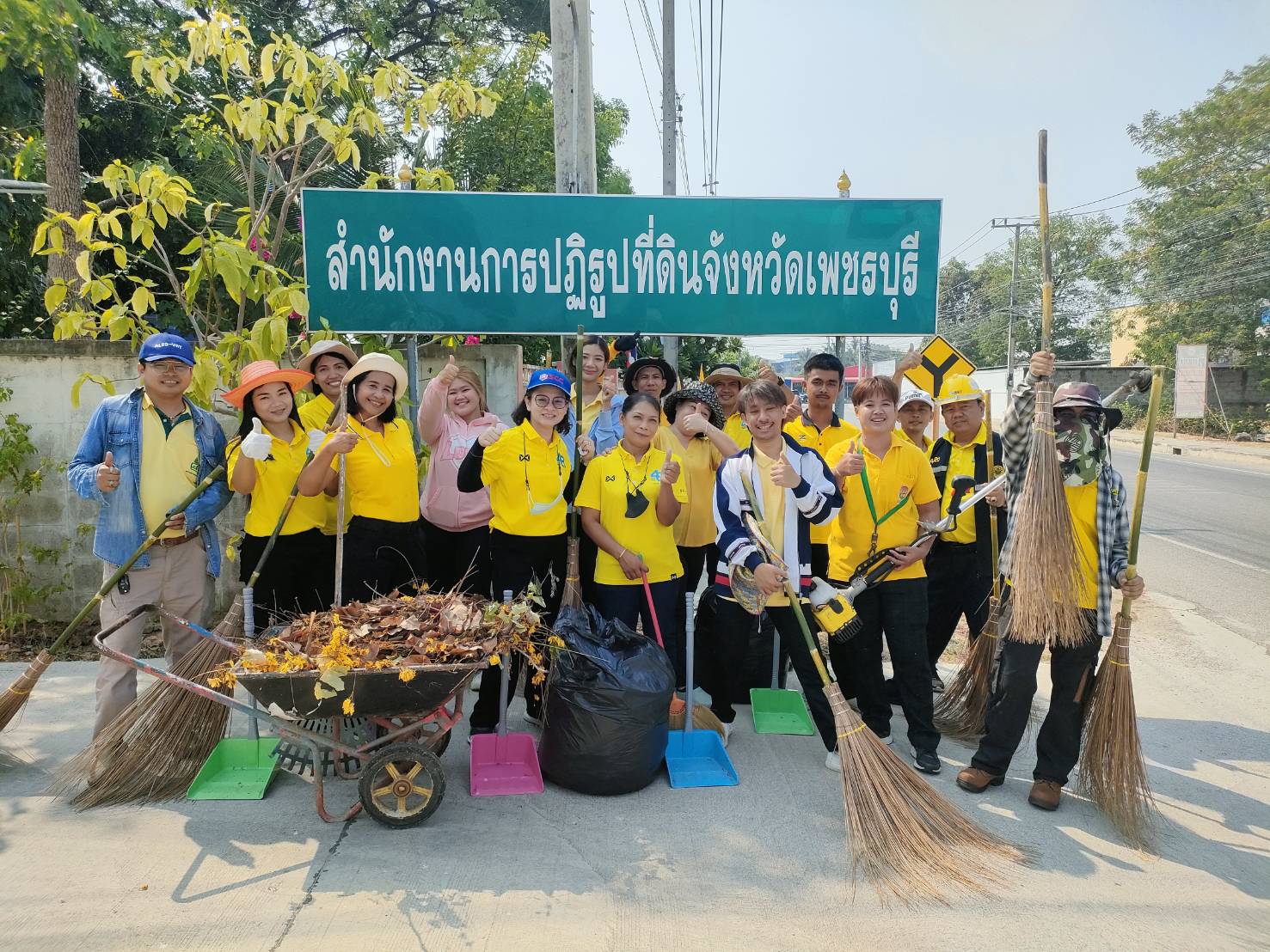  ส.ป.ก. เพชรบุรี ร่วมจัดกิจกรรม Big Cleaning Day เฉลิมพระเกียรติพระบาทสมเด็จพระเจ้าอยู่หัว เนื่องในโอกาสพระราชพิธีมหามงคลเฉลิมพระชนมพรรษา 6 รอบ 28 กรกฎาคม 2567 