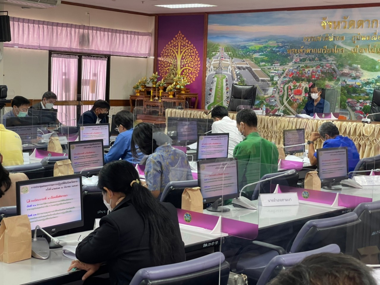 สำนักงานการปฏิรูปที่ดินจังหวัดตาก (ส.ป.ก.ตาก) จัดประชุมคณะกรรมการปฏิรูปที่ดินจังหวัดตาก (คปจ.ตาก) ครั้งที่ 1/2565  โดยมีนายสุรพล  วงศ์สุขไพศาล  รองผู้ว่าราชการจังหวัดตาก เป็นประธานการประชุม และนายรัฐกรณ์  บกแก้ว ปฏิรูปที่ดินจังหวัดตาก เป็นกรรมการและเลขานุการฯ ณ ห้องประชุมตากสิน ศาลากลางจังหวัดตาก
