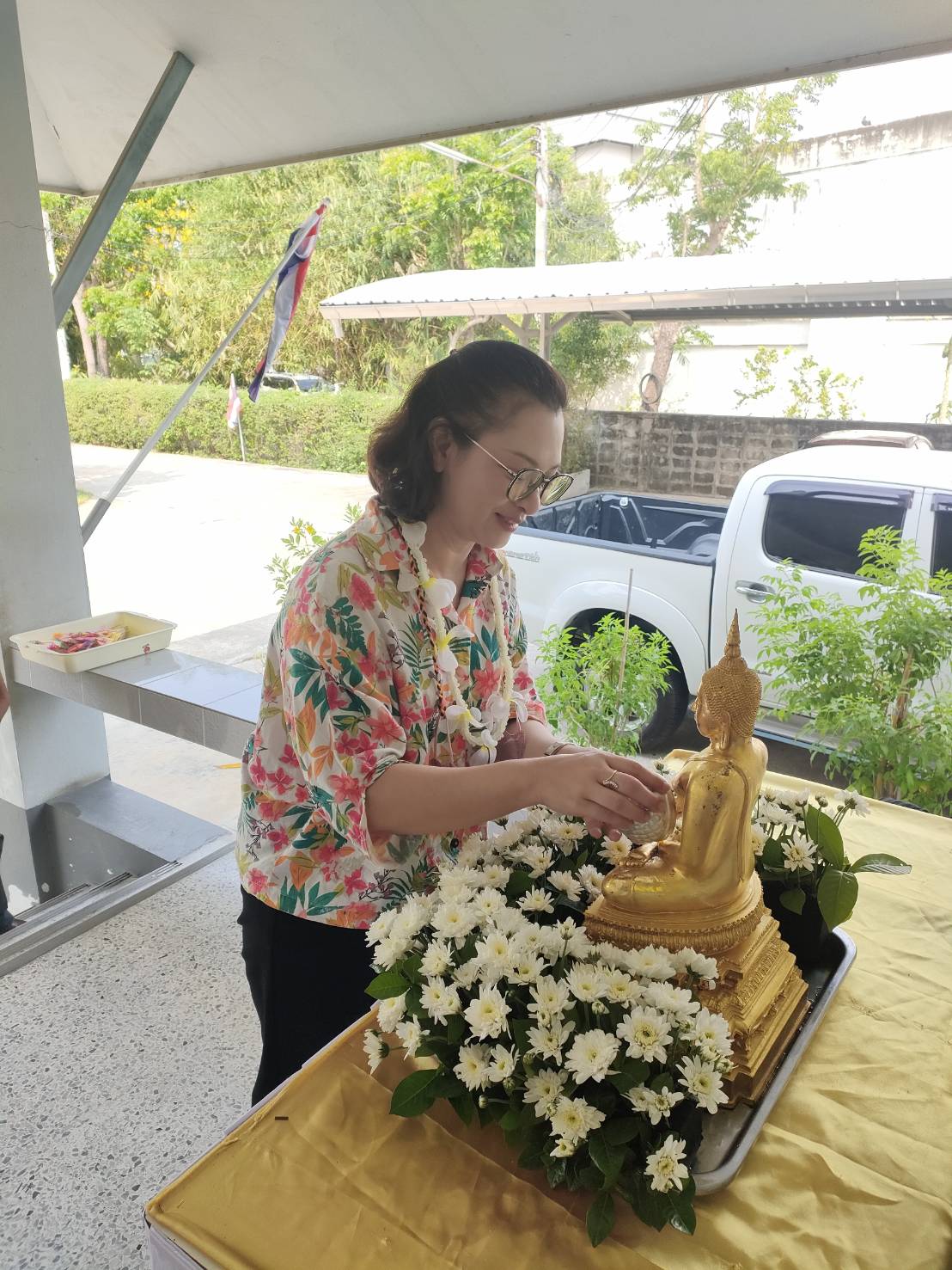 .ป.ก.เพชรบุรี ร่วมจัดงานสรงน้ำพระพุทธรูปประจำสำนักงานและรดน้ำดำหัวผู้ใหญ่ เนื่องในเทศกาลวันสงกรานต์ หรือวันขึ้นปีใหม่ของไทย ประจำปี 2567