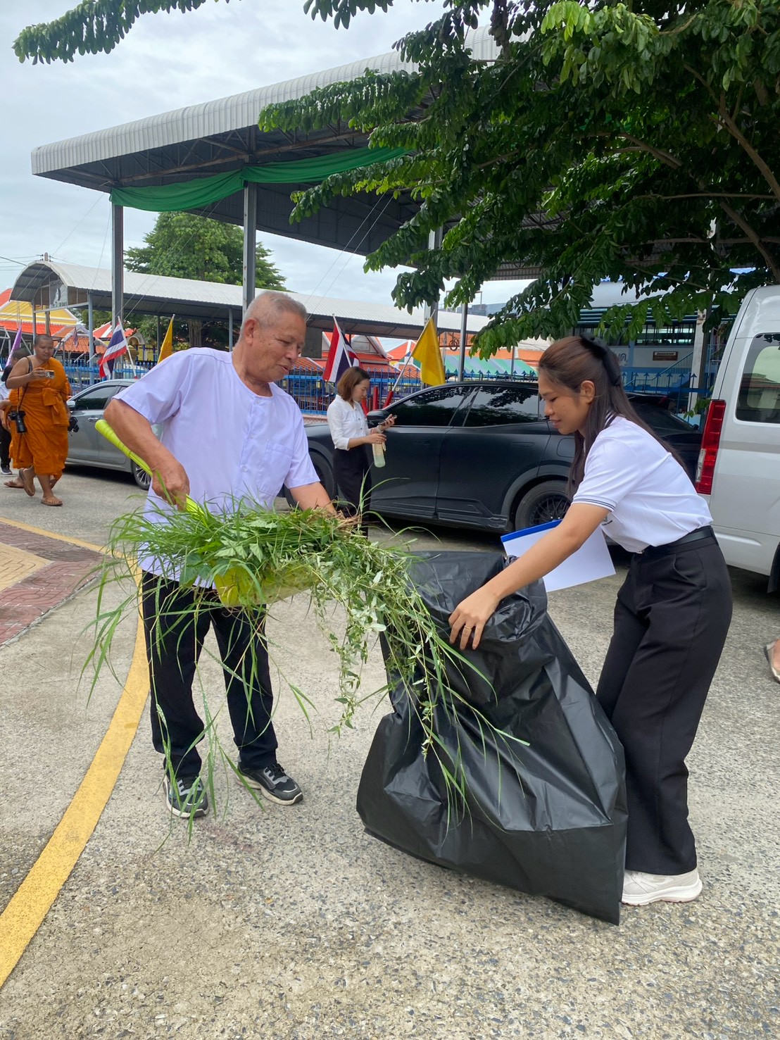 title - ส.ป.ก.พระนครศรีอยุธยา เข้าร่วมพิธีสวดพระะพุทธมนต์ เจริญจิตตภาวนา และกิจกรรม รวมพลังสร้างสัปปายะสู่วัดด้วยวิถี ๕ ส (Big Cleaning Day) เพื่อถวายเป็นพระราชกุศล เนื่องในวันคล้ายวันพระราชสมภพ สมเด็จพระนางเจ้าสิริกิติ์ พระบรมราชินีนาถ พระบรมราชชนนีพันปีหลวง ประจำปี พ.ศ. ๒๕๖๗