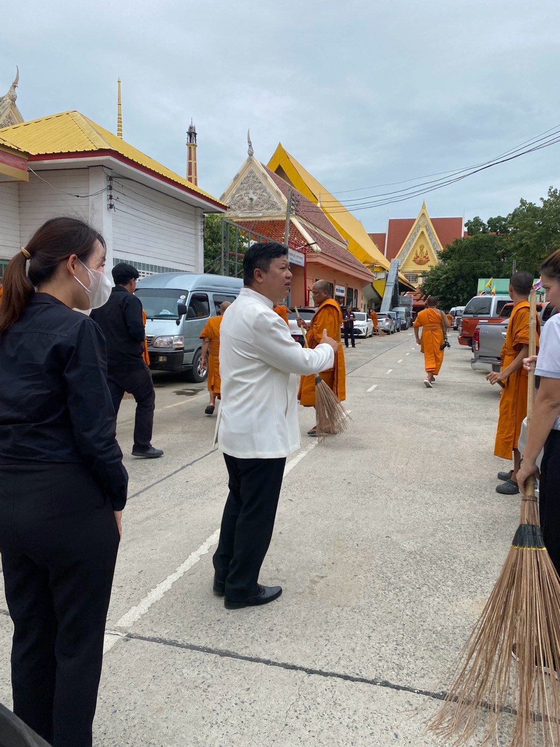 title - ส.ป.ก.พระนครศรีอยุธยา เข้าร่วมพิธีสวดพระะพุทธมนต์ เจริญจิตตภาวนา และกิจกรรม รวมพลังสร้างสัปปายะสู่วัดด้วยวิถี ๕ ส (Big Cleaning Day) เพื่อถวายเป็นพระราชกุศล เนื่องในวันคล้ายวันพระราชสมภพ สมเด็จพระนางเจ้าสิริกิติ์ พระบรมราชินีนาถ พระบรมราชชนนีพันปีหลวง ประจำปี พ.ศ. ๒๕๖๗