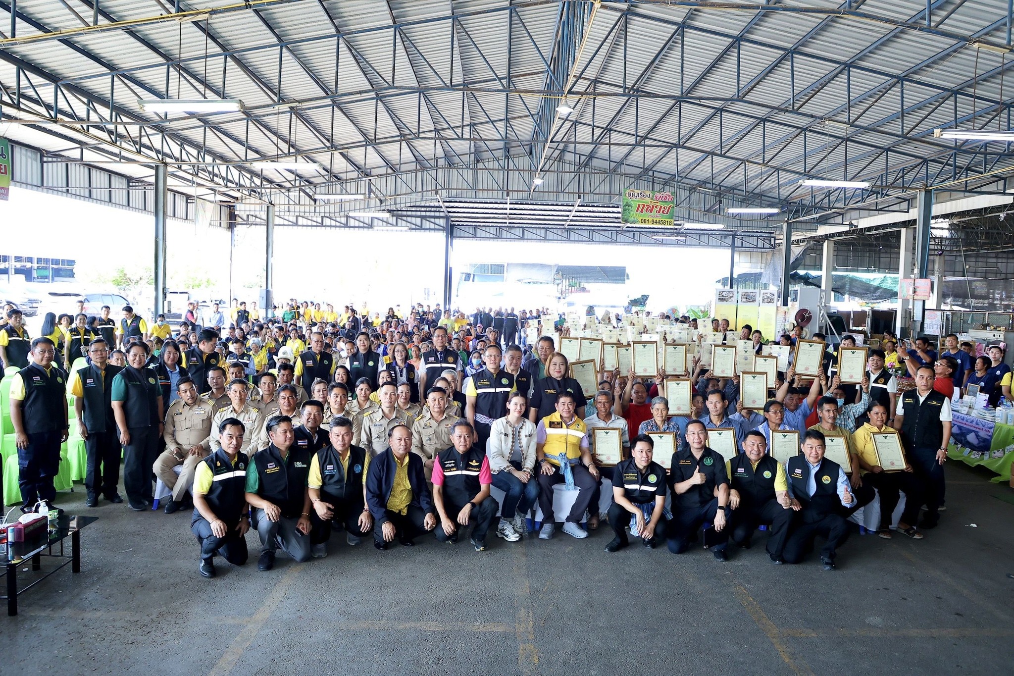 ส.ป.ก.เพชรบุรี ติดตามรัฐมนตรีว่าการกระทรวงเกษตรและสหกรณ์ (ร้อยเอกธรรมนัส พรหมเผ่า) พร้อมคณะ ลงพื้นที่เพื่อตรวจราชการติดตามความก้าวหน้าการดำเนินงานกล้วยหอมทองเพื่อการส่งออกจาก 4 หน่วยงาน