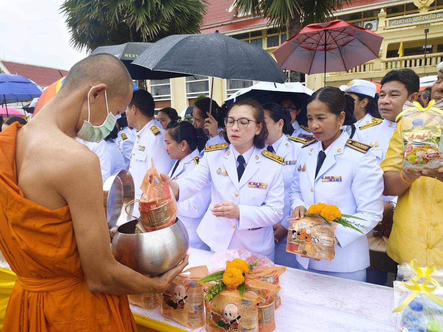 ส.ป.ก.เพชรบุรี เข้าร่วมพิธีเจริญพระพุทธมนต์และพิธีตักบาตรถวายพระราชกุศล และพิธีทางศาสนามหามงคล 3 ศาสนา และพิธีถวายสัตย์ปฏิญาณเพื่อเป็นข้าราชการที่ดีและพลังของแผ่นดิน