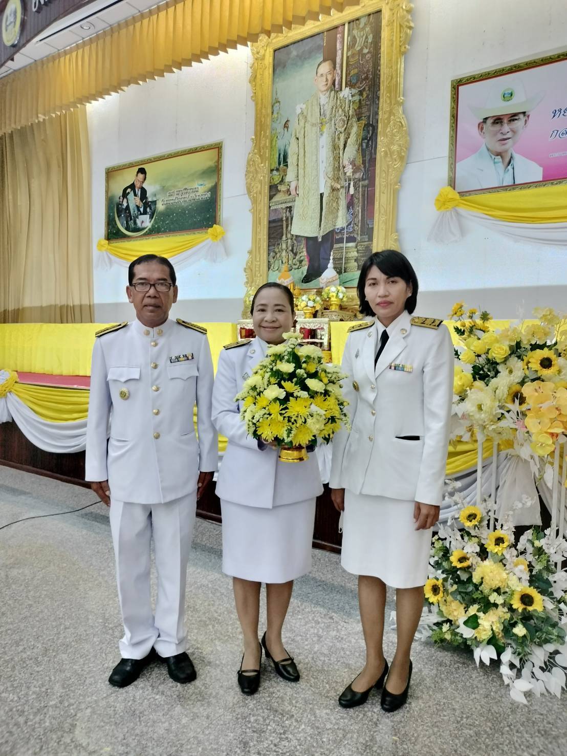 ส.ป.ก. เพชรบุรี เข้าร่วมพิธีวางพานพุ่มดอกไม้สดถวายราชสักการะ เนื่องในวันพระบิดาแห่งฝนหลวง ประจำปี พ.ศ. 2566 