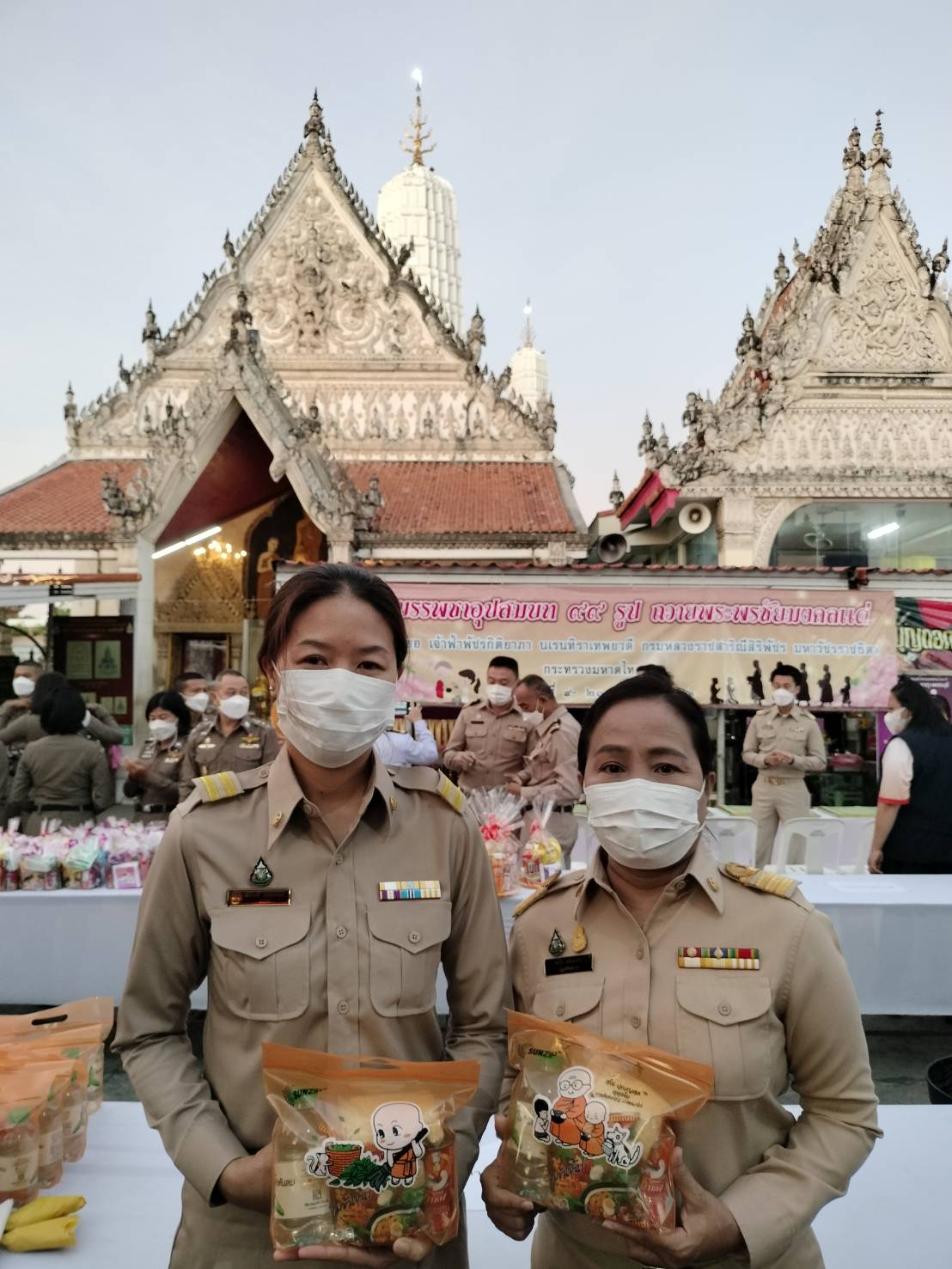 ส.ป.ก. เพชรบุรี เข้าร่วมพิธีทำบุญตักบาตรพระสงฆ์ 99 รูป เพื่อถวายพระพรชัยมงคลแด่สมเด็จพระเจ้าลูกเธอ เจ้าฟ้าพัชรกิติยาภานเรนทิราเทพยวดี กรมหลวงราชสาริณีสิริพัชร มหาวัชรราชธิดา