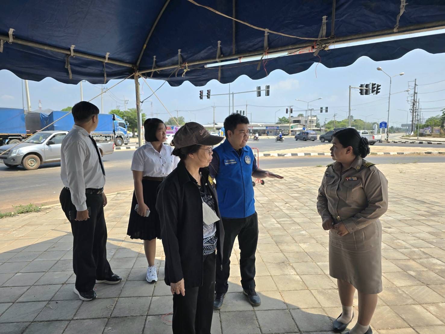 title - วันที่ 10 เมษายน 2569 นายวิทูล ประดิษฐบุญ ปฏิรูปที่ดินจังหวัดปราจีนบุรี  มอบหมายให้ นางรักษ์ทัยรัตน์ เมทนีกรชัย หัวหน้าฝ่ายบริหารทั่วไป พร้อมด้วย เจ้าหน้าที่ ส.ป.ก.  ลงพื้นที่ตรวจเยี่ยมและติดตามการปฏิบัติงานจุดตรวจหลักแบบบูรณาการ  เพื่อป้องกันและลดอุบัติเหตุทางถนนในช่วงเทศกาลสงกรานต์ในพื้นที่ จังหวัดปราจีนบุรี 