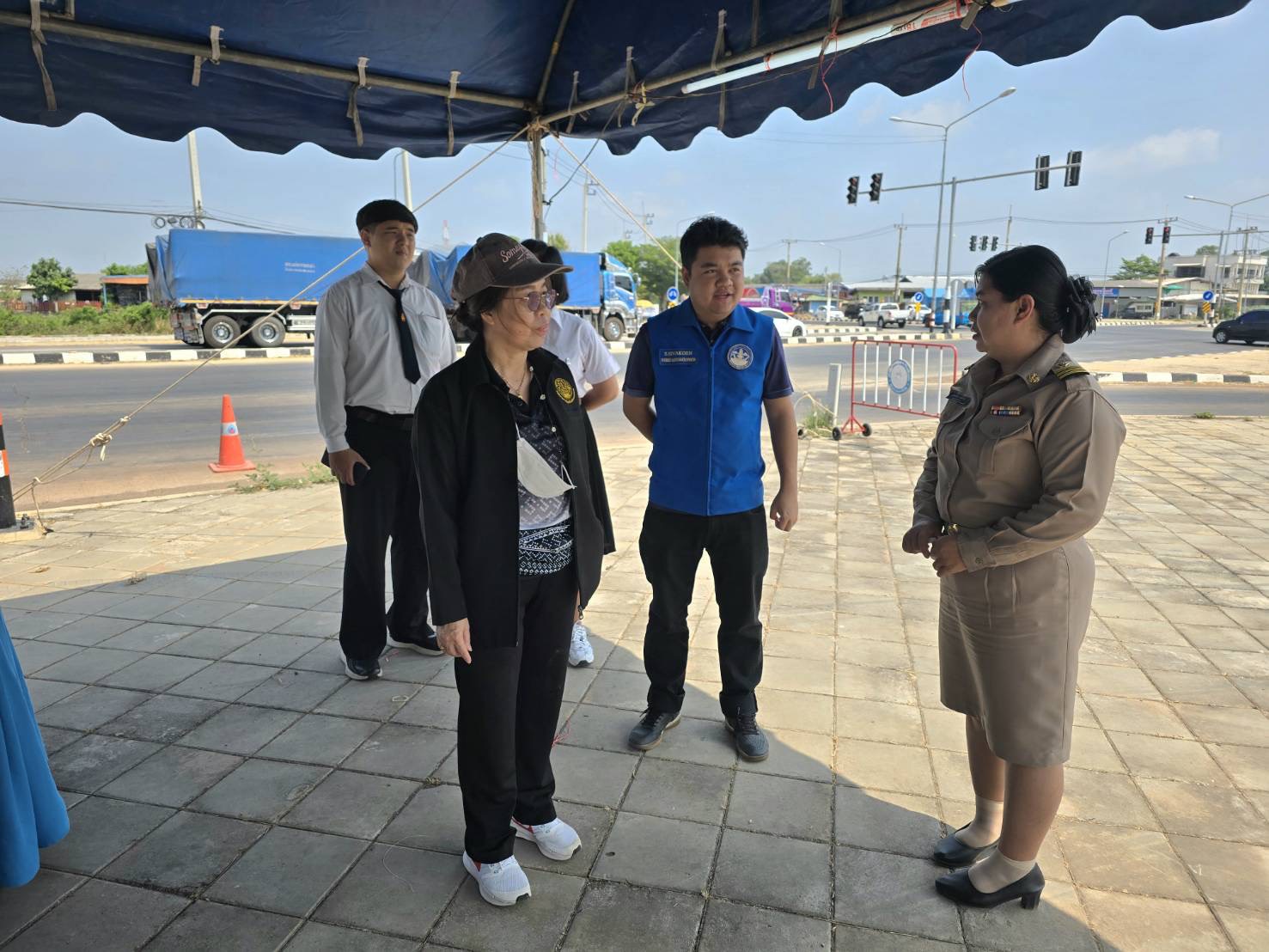 title - วันที่ 10 เมษายน 2569 นายวิทูล ประดิษฐบุญ ปฏิรูปที่ดินจังหวัดปราจีนบุรี  มอบหมายให้ นางรักษ์ทัยรัตน์ เมทนีกรชัย หัวหน้าฝ่ายบริหารทั่วไป พร้อมด้วย เจ้าหน้าที่ ส.ป.ก.  ลงพื้นที่ตรวจเยี่ยมและติดตามการปฏิบัติงานจุดตรวจหลักแบบบูรณาการ  เพื่อป้องกันและลดอุบัติเหตุทางถนนในช่วงเทศกาลสงกรานต์ในพื้นที่ จังหวัดปราจีนบุรี 