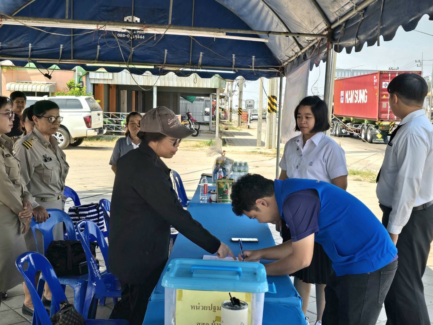 title - วันที่ 10 เมษายน 2569 นายวิทูล ประดิษฐบุญ ปฏิรูปที่ดินจังหวัดปราจีนบุรี  มอบหมายให้ นางรักษ์ทัยรัตน์ เมทนีกรชัย หัวหน้าฝ่ายบริหารทั่วไป พร้อมด้วย เจ้าหน้าที่ ส.ป.ก.  ลงพื้นที่ตรวจเยี่ยมและติดตามการปฏิบัติงานจุดตรวจหลักแบบบูรณาการ  เพื่อป้องกันและลดอุบัติเหตุทางถนนในช่วงเทศกาลสงกรานต์ในพื้นที่ จังหวัดปราจีนบุรี 