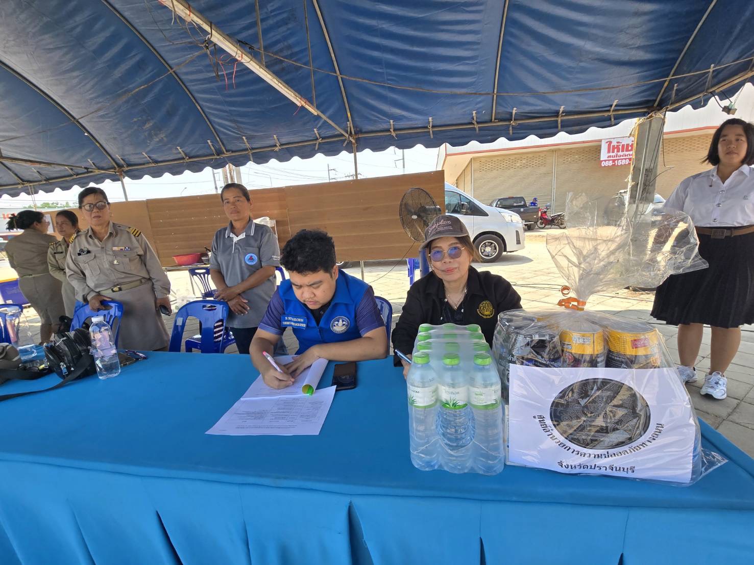 title - วันที่ 10 เมษายน 2569 นายวิทูล ประดิษฐบุญ ปฏิรูปที่ดินจังหวัดปราจีนบุรี  มอบหมายให้ นางรักษ์ทัยรัตน์ เมทนีกรชัย หัวหน้าฝ่ายบริหารทั่วไป พร้อมด้วย เจ้าหน้าที่ ส.ป.ก.  ลงพื้นที่ตรวจเยี่ยมและติดตามการปฏิบัติงานจุดตรวจหลักแบบบูรณาการ  เพื่อป้องกันและลดอุบัติเหตุทางถนนในช่วงเทศกาลสงกรานต์ในพื้นที่ จังหวัดปราจีนบุรี 