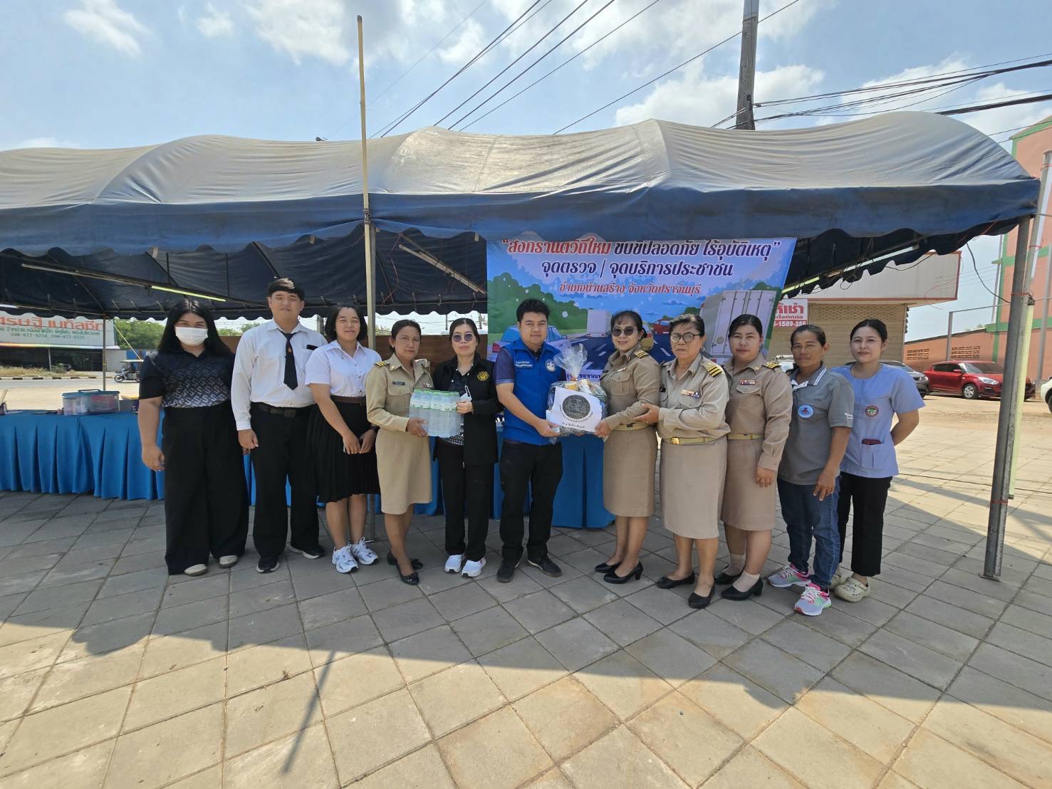 title - วันที่ 10 เมษายน 2569 นายวิทูล ประดิษฐบุญ ปฏิรูปที่ดินจังหวัดปราจีนบุรี  มอบหมายให้ นางรักษ์ทัยรัตน์ เมทนีกรชัย หัวหน้าฝ่ายบริหารทั่วไป พร้อมด้วย เจ้าหน้าที่ ส.ป.ก.  ลงพื้นที่ตรวจเยี่ยมและติดตามการปฏิบัติงานจุดตรวจหลักแบบบูรณาการ  เพื่อป้องกันและลดอุบัติเหตุทางถนนในช่วงเทศกาลสงกรานต์ในพื้นที่ จังหวัดปราจีนบุรี 