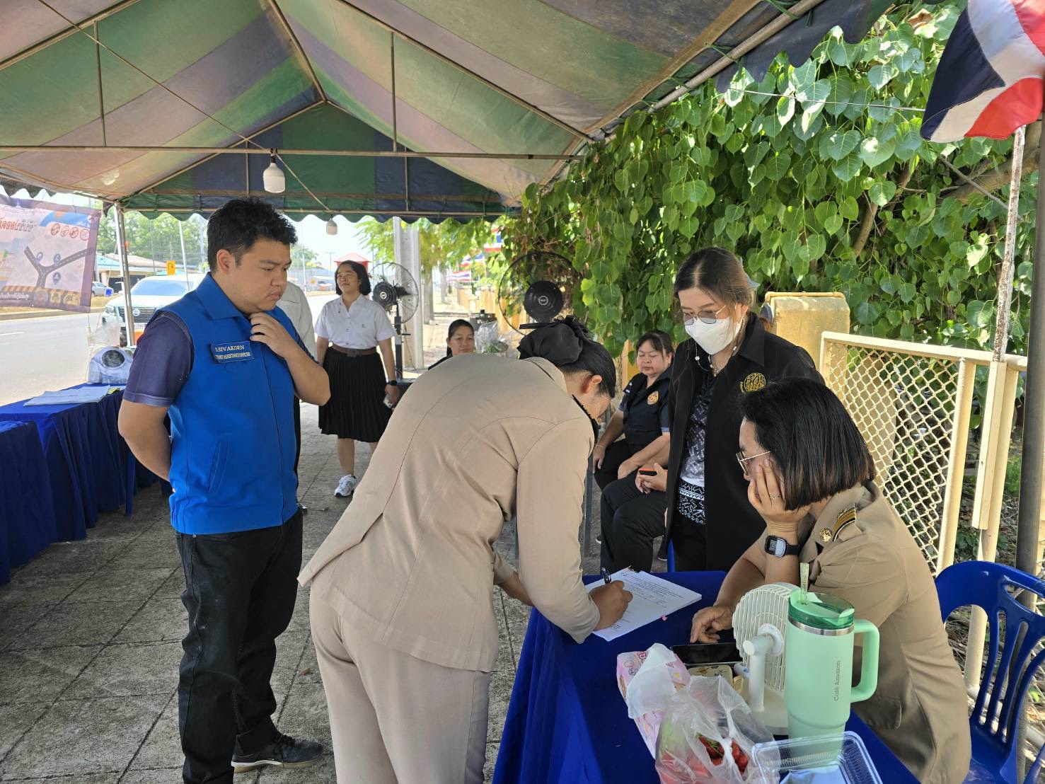 title - วันที่ 10 เมษายน 2569 นายวิทูล ประดิษฐบุญ ปฏิรูปที่ดินจังหวัดปราจีนบุรี  มอบหมายให้ นางรักษ์ทัยรัตน์ เมทนีกรชัย หัวหน้าฝ่ายบริหารทั่วไป พร้อมด้วย เจ้าหน้าที่ ส.ป.ก.  ลงพื้นที่ตรวจเยี่ยมและติดตามการปฏิบัติงานจุดตรวจหลักแบบบูรณาการ  เพื่อป้องกันและลดอุบัติเหตุทางถนนในช่วงเทศกาลสงกรานต์ในพื้นที่ จังหวัดปราจีนบุรี 