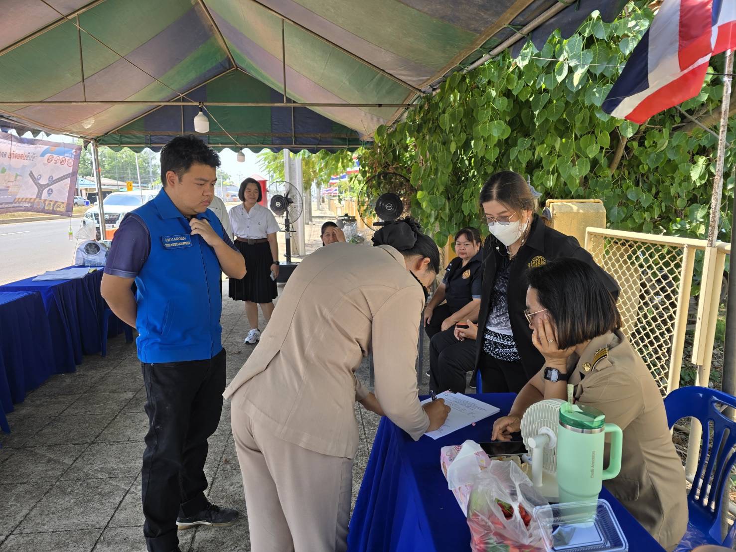 title - วันที่ 10 เมษายน 2569 นายวิทูล ประดิษฐบุญ ปฏิรูปที่ดินจังหวัดปราจีนบุรี  มอบหมายให้ นางรักษ์ทัยรัตน์ เมทนีกรชัย หัวหน้าฝ่ายบริหารทั่วไป พร้อมด้วย เจ้าหน้าที่ ส.ป.ก.  ลงพื้นที่ตรวจเยี่ยมและติดตามการปฏิบัติงานจุดตรวจหลักแบบบูรณาการ  เพื่อป้องกันและลดอุบัติเหตุทางถนนในช่วงเทศกาลสงกรานต์ในพื้นที่ จังหวัดปราจีนบุรี 