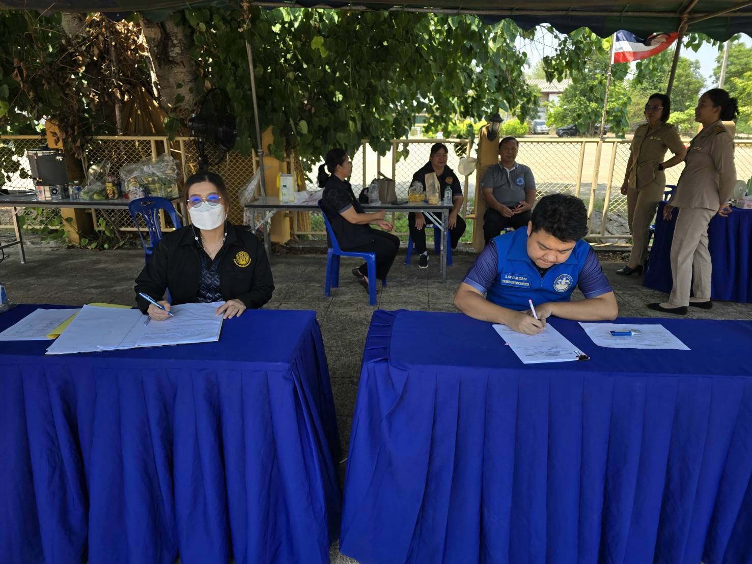 title - วันที่ 10 เมษายน 2569 นายวิทูล ประดิษฐบุญ ปฏิรูปที่ดินจังหวัดปราจีนบุรี  มอบหมายให้ นางรักษ์ทัยรัตน์ เมทนีกรชัย หัวหน้าฝ่ายบริหารทั่วไป พร้อมด้วย เจ้าหน้าที่ ส.ป.ก.  ลงพื้นที่ตรวจเยี่ยมและติดตามการปฏิบัติงานจุดตรวจหลักแบบบูรณาการ  เพื่อป้องกันและลดอุบัติเหตุทางถนนในช่วงเทศกาลสงกรานต์ในพื้นที่ จังหวัดปราจีนบุรี 