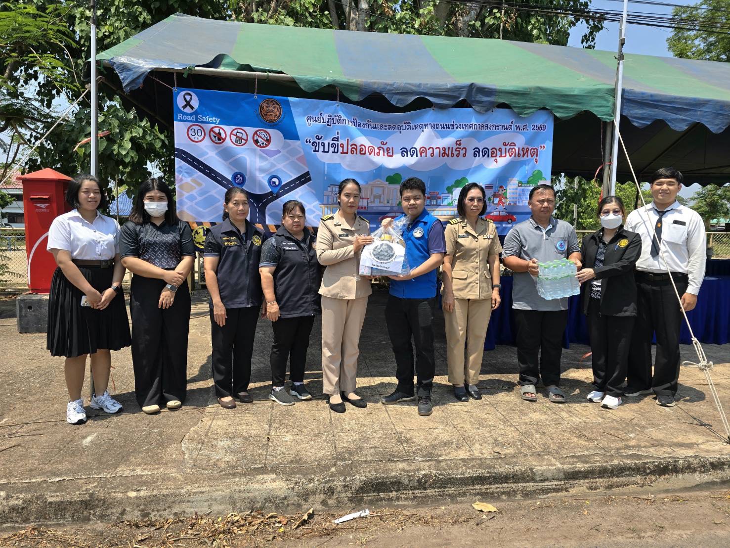 title - วันที่ 10 เมษายน 2569 นายวิทูล ประดิษฐบุญ ปฏิรูปที่ดินจังหวัดปราจีนบุรี  มอบหมายให้ นางรักษ์ทัยรัตน์ เมทนีกรชัย หัวหน้าฝ่ายบริหารทั่วไป พร้อมด้วย เจ้าหน้าที่ ส.ป.ก.  ลงพื้นที่ตรวจเยี่ยมและติดตามการปฏิบัติงานจุดตรวจหลักแบบบูรณาการ  เพื่อป้องกันและลดอุบัติเหตุทางถนนในช่วงเทศกาลสงกรานต์ในพื้นที่ จังหวัดปราจีนบุรี 