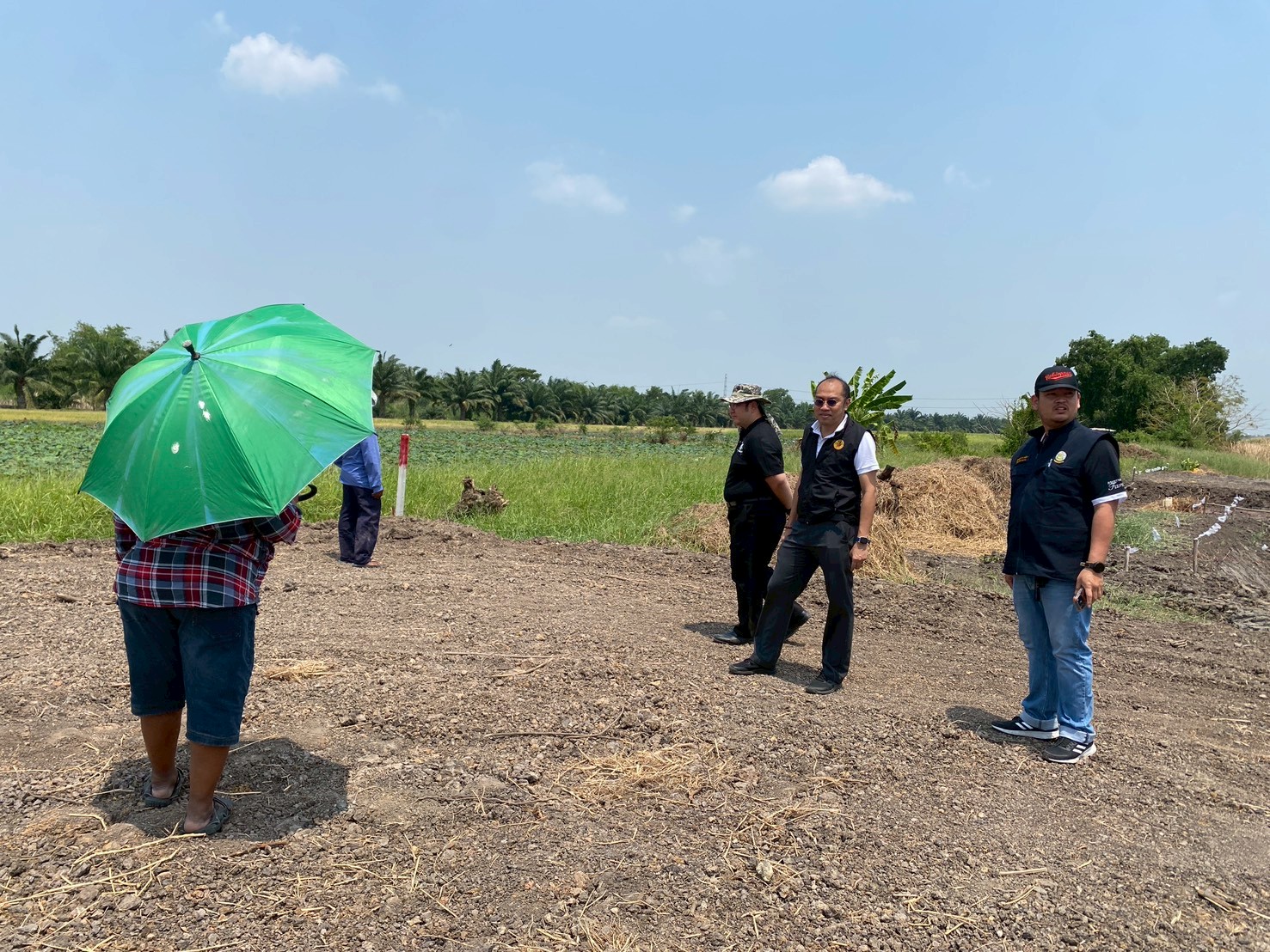 title - ปฏิรูปที่ดินจังหวัดพระนครศรีอยุธยา ร่วมลงพื้นที่แปลง ๘๔๒๑ เพื่อสำรวจพื้นที่ และนำไปออกแบบ การบริหารจัดการน้ำ