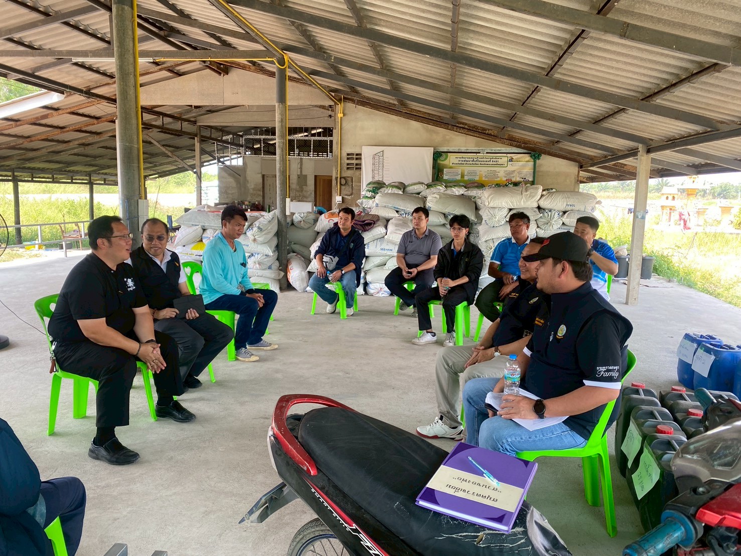 title - ปฏิรูปที่ดินจังหวัดพระนครศรีอยุธยา ร่วมลงพื้นที่แปลง ๘๔๒๑ เพื่อสำรวจพื้นที่ และนำไปออกแบบ การบริหารจัดการน้ำ