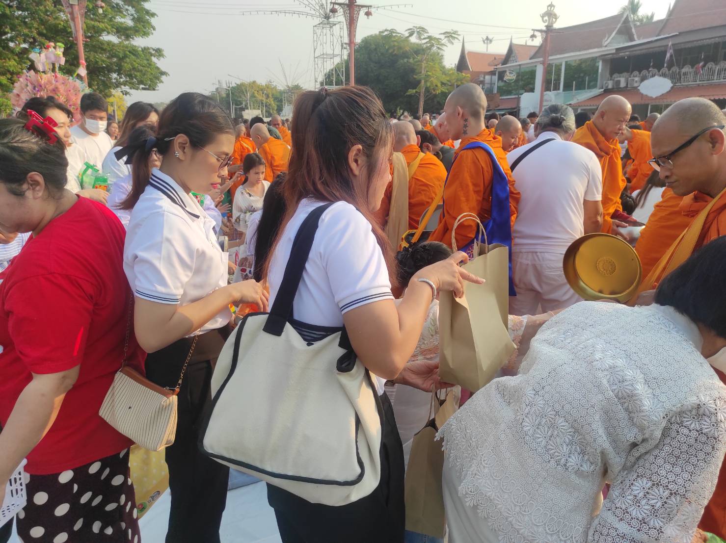 title - ส.ป.ก.พระนครศรีอยุธยา ร่วมทำบุญเมือง ๖๗๖ ปี วันสถาปนากรุงศรีอยุธยา ตักบาตรพระสงฆ์ ๑,๑๐๙ รูป  