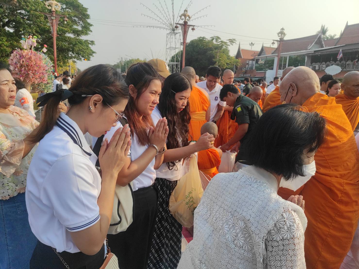 title - ส.ป.ก.พระนครศรีอยุธยา ร่วมทำบุญเมือง ๖๗๖ ปี วันสถาปนากรุงศรีอยุธยา ตักบาตรพระสงฆ์ ๑,๑๐๙ รูป  