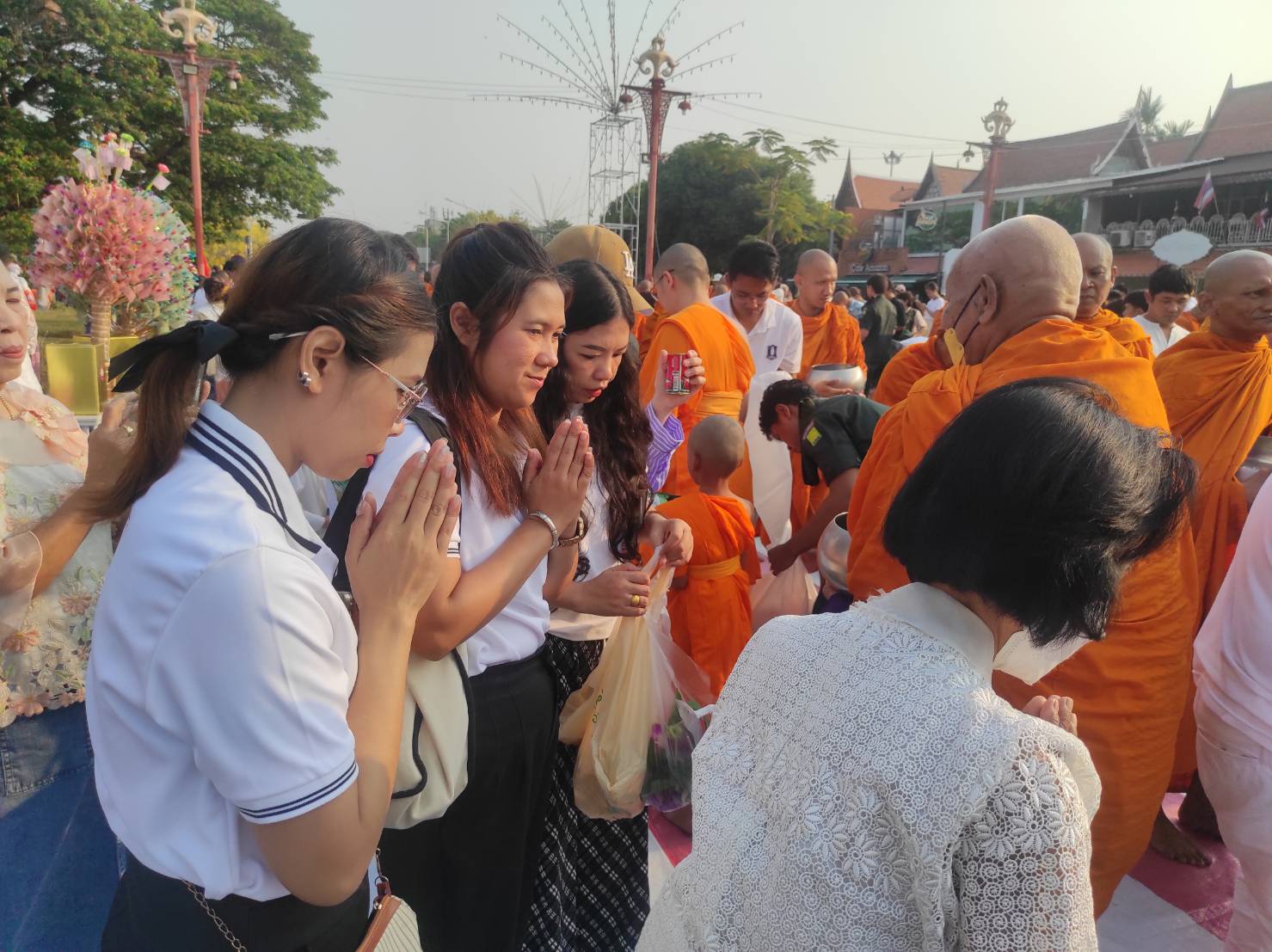 title - ส.ป.ก.พระนครศรีอยุธยา ร่วมทำบุญเมือง ๖๗๖ ปี วันสถาปนากรุงศรีอยุธยา ตักบาตรพระสงฆ์ ๑,๑๐๙ รูป  
