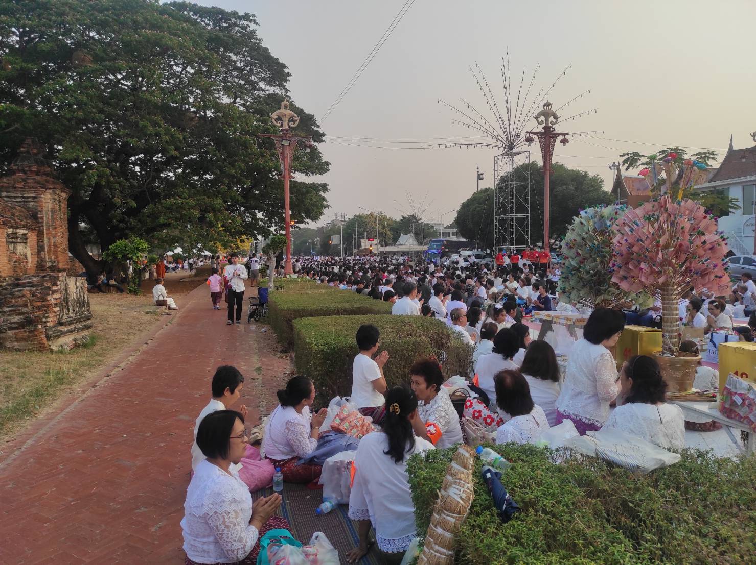 title - ส.ป.ก.พระนครศรีอยุธยา ร่วมทำบุญเมือง ๖๗๖ ปี วันสถาปนากรุงศรีอยุธยา ตักบาตรพระสงฆ์ ๑,๑๐๙ รูป  