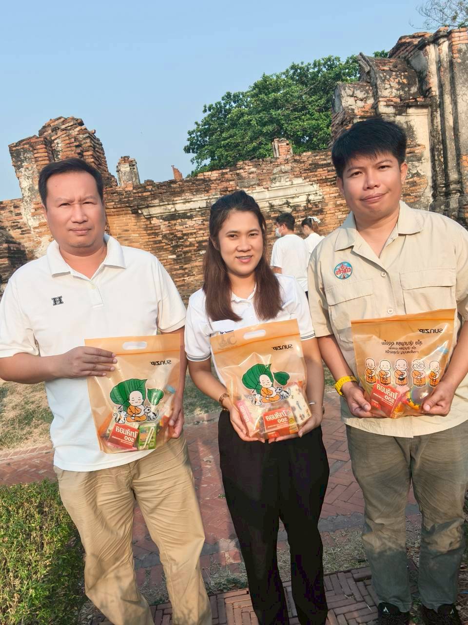 title - ส.ป.ก.พระนครศรีอยุธยา ร่วมทำบุญเมือง ๖๗๖ ปี วันสถาปนากรุงศรีอยุธยา ตักบาตรพระสงฆ์ ๑,๑๐๙ รูป  