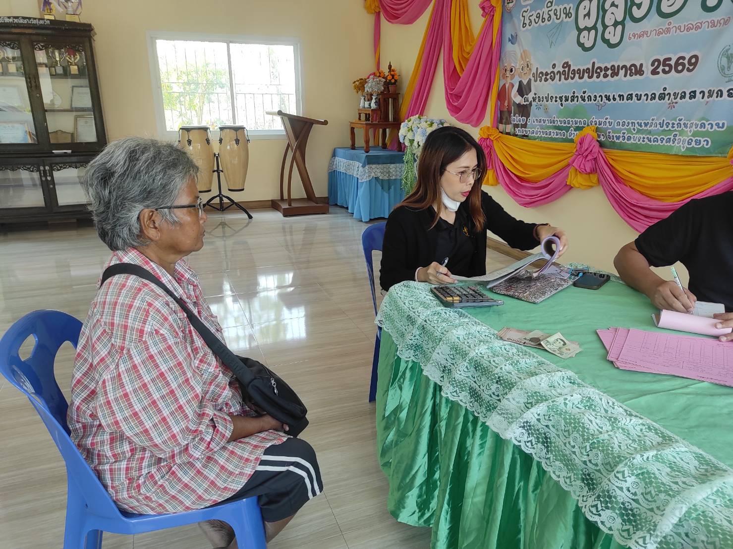 title - ส.ป.ก.พระนครศรีอยุธยา ดำเนินการให้บริการรับชำระค่าเช่าที่ดินเพื่อเกษตรกรรม รับชำระสินเชื่่อเงินกองทุนฯ และสนันสนุนสินเชื่่อเงินกองทุนการปฏิรูปที่ดินเพื่อเกษตรกรรม เพื่อเป็นแหล่งเงินทุนดอกเบี้ยต่ำ ให้แก่เกษตรกร  และลดภาระค่าใช้จ่ายในการเดินทางของเกษตรกร