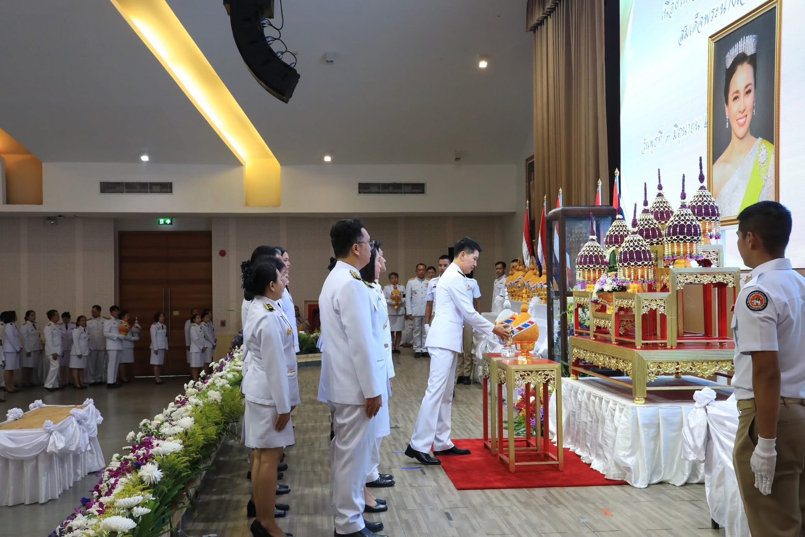 title - ส.ป.ก.พระนครศรีอยุธยา เข้าร่วมพิธีถวายเครื่องราชสักการะและวางพานพุ่ม และพิธีจุดเทียนถวายพระพรชัยมงคล เนื่องในโอกาสพระราชพิธีมหามงคลเฉลิมพระชนมพรรษา ๔ รอบ สมเด็จพระนางเจ้า ฯ พระบรมราชินี ๓ มิถุนายน ๒๕๖๙
