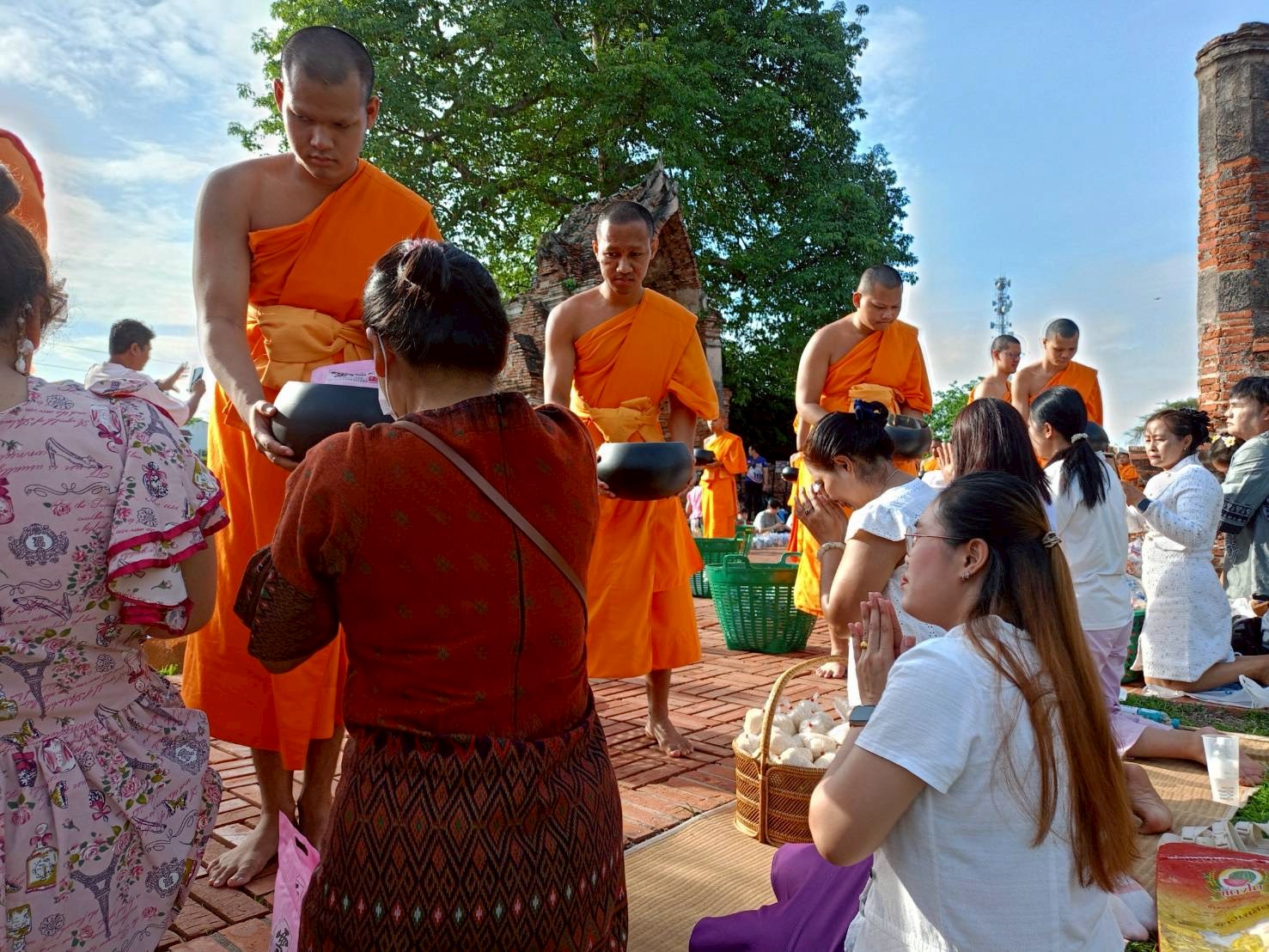 title - ส.ป.ก.พระนครศรีอยุธยา เข้าร่วมกิจกรรมแต่งไทยใส่บาตร ปีที่ ๓ ณ วัดราชบูรณะ อุทยานประวัติศาสตร์พระนครศรีอยุธยา