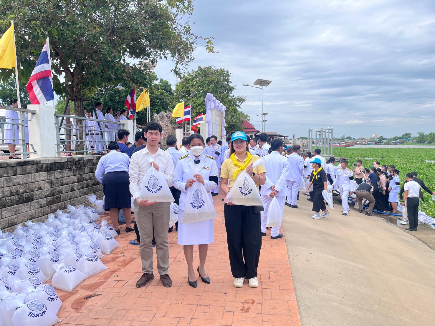 ส.ป.ก.พระนครศรีอยุธยา เข้าร่วมกิจกรรมเฉลิมพระเกียรติพระบาทสมเด็จพระเจ้าอยู่หัว เนื่องในโอกาสวันเฉลิมพระชนมพรรษา ๗๔ พรรษา ในพิธีปล่อยพันธุ์สัตว์น้ำเฉลิมพระเกียรติ 