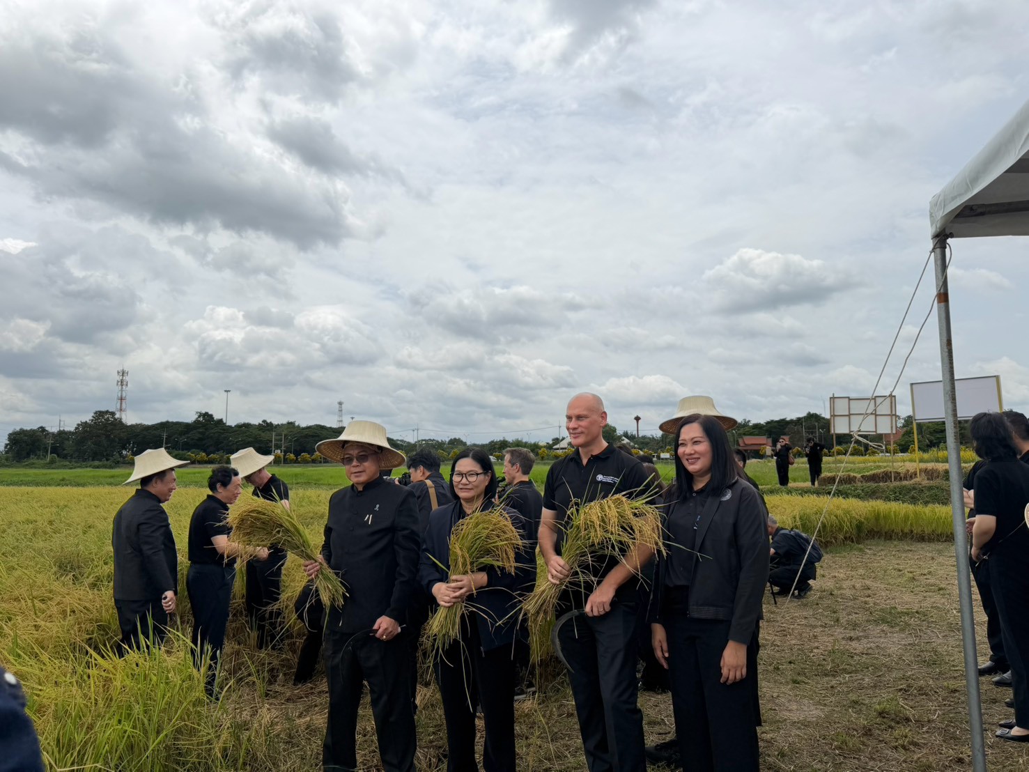 นางสาวอมรรัตน์ แขวงโสภา ปฏิรูปที่ดินจังหวัดพระนครศรีอยุธยา  พร้อมด้วยเจ้าหน้าที่ ส.ป.ก. ให้การต้อนรับคณะจาก FAO โดยมี Dr.Qu Tongyu ผู้อำนวยการใหญ่องค์การอาหารและเกษตรแห่งสหประชาชาติ เป็นหัวหน้าคณะ พร้อมด้วยแขกผู้มีเกียรติจาก FAO และนางสาวปทุมวดี อิ่มทั่ว อัครราชทูต (ฝ่ายเกษตร) ประจำกรุงโรม ประเทศอิตาลี ร่วมในการเยี่ยมชม (ข่าวแชร์)