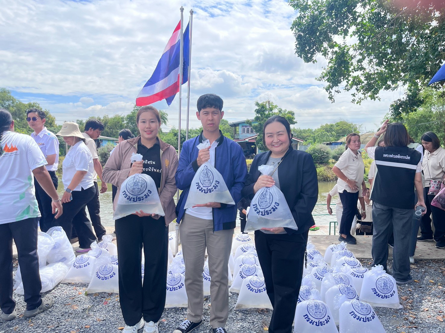 title - ปฏิรูปที่ดินจังหวัดพระนครศรีอยุธยา มอบหมายเจ้าหน้าที่กลุ่มยุทธศาสตร์และการปฏิรูปที่ดิน เข้าร่วมพิธีปล่อยพันธุ์สัตว์น้ำเนื่องในวันประมงแห่งชาติ ประจำปี ๒๕๖๙