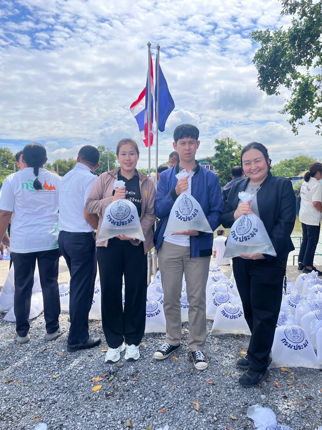 title - ปฏิรูปที่ดินจังหวัดพระนครศรีอยุธยา มอบหมายเจ้าหน้าที่กลุ่มยุทธศาสตร์และการปฏิรูปที่ดิน เข้าร่วมพิธีปล่อยพันธุ์สัตว์น้ำเนื่องในวันประมงแห่งชาติ ประจำปี ๒๕๖๙