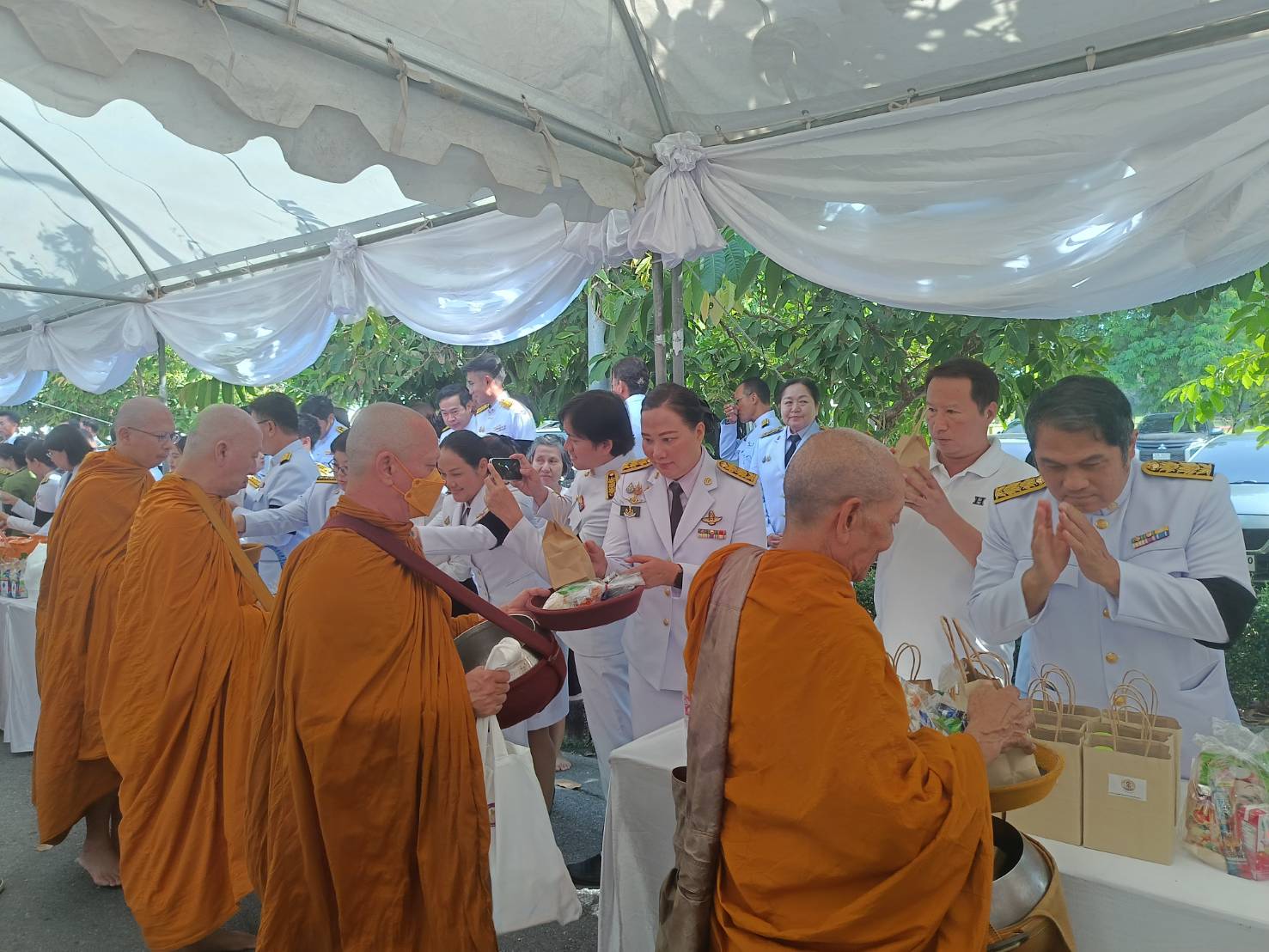 title - ปฏิรูปที่ดินจังหวัดพระนครศรีอยุธยา พร้อมเจ้าหน้าที่กลุ่มการเงินบัญชีและจัดเก็บผลประโยชน์ ร่วมพิธีวางพวงมาลา พิธีสวดพระพุทธมนต์และทำบุญตักบาตรถวายพระราชกุศล เนื่องในวันนวมินทรมหาราช ๑๓ ตุลาคม ๒๕๖๙ 