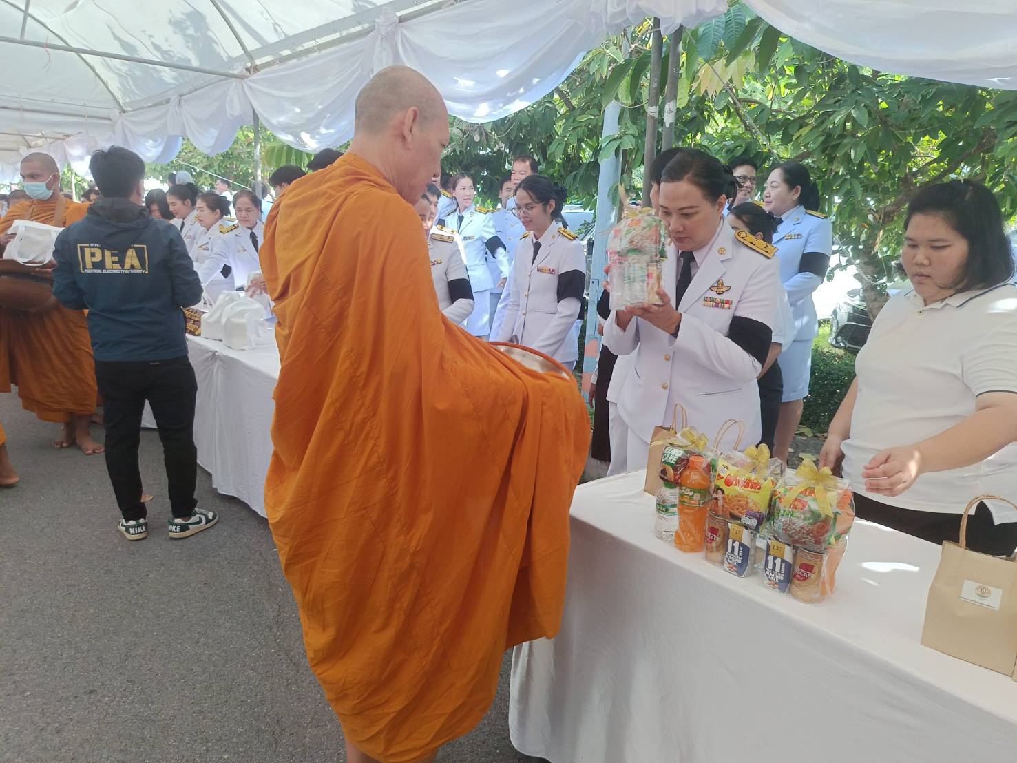 title - ปฏิรูปที่ดินจังหวัดพระนครศรีอยุธยา พร้อมเจ้าหน้าที่กลุ่มการเงินบัญชีและจัดเก็บผลประโยชน์ ร่วมพิธีวางพวงมาลา พิธีสวดพระพุทธมนต์และทำบุญตักบาตรถวายพระราชกุศล เนื่องในวันนวมินทรมหาราช ๑๓ ตุลาคม ๒๕๖๙ 