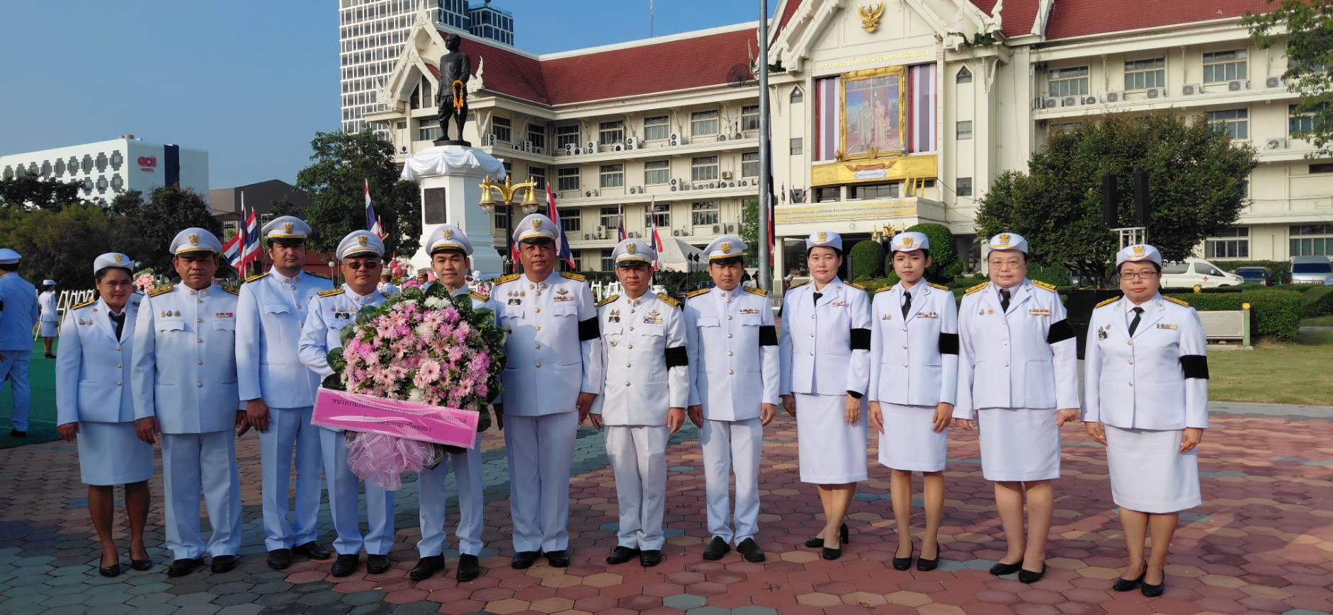 title - ปฏิรูปที่ดินจังหวัดพระนครศรีอยุธยา  มอบหมายให้กลุ่มกฏหมายและกลุ่มงานช่างและแผนที่ ร่วมพิธีวางพวงมาลาถวายสักการะ เนื่องในวันปิยมหาราช (วันคล้ายวันสวรรคตพระบาทสมเด็จพระจุลจอมเกล้าเจ้าอยู่หัว) ประจำปี พ.ศ. ๒๕๖๙ โดยมีนายชวนินทร์ วงศ์สถิตจิรกาล ผู้ว่าราชการจังหวัดพระนครศรีอยุธยา เป็นประธานในพิธีดังกล่าว ณ พระบรมราชานุสาวรีย์พระบาทสมเด็จพระจุลจอมเกล้าเจ้าอยู่หัว รัชกาลที่ ๕ บริเวณลานหน้าศาลากลางจังหวัดพระนครศรีอยุธยา