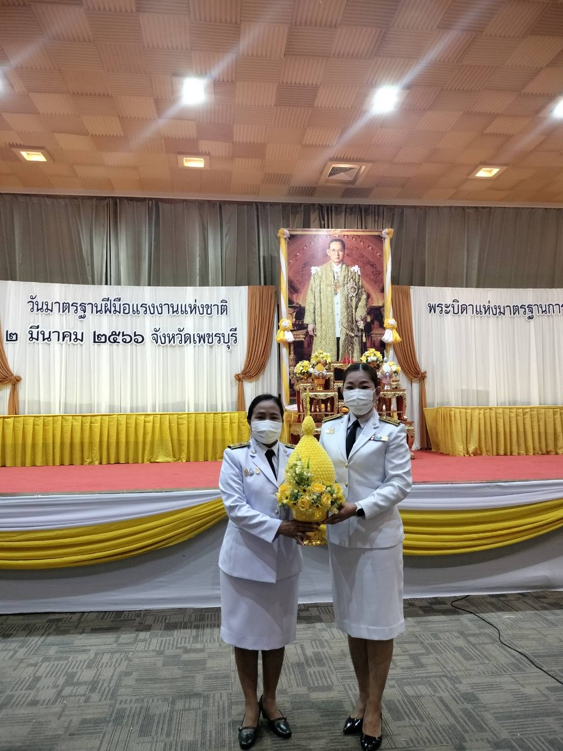 ส.ป.ก. เพชรบุรี เข้าร่วมพิธีวางพานพุ่มถวายราชสักการะแด่พระบาทสมเด็จพระบรมชนกาธิเบศร มหาภูมิพล อดุลยเดชมหาราช บรมนาถบพิตร “พระบิดาแห่งมาตรฐานการช่างไทย”