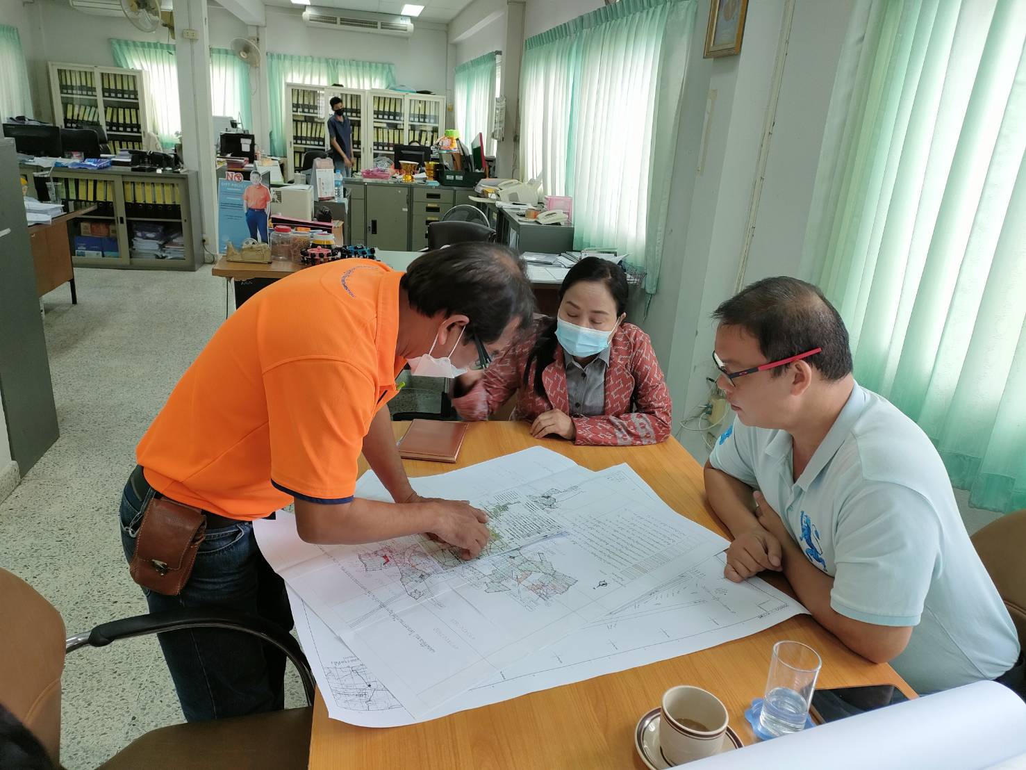 ส.ป.ก. เพชรบุรี ร่วมกับสำนักงานชลประทานที่ 14 ปรึกษา หารือ แนวทางการขุดลอกสระเก็บน้ำในพื้นที่โครงการแก้ไขปัญหาที่ดินทำกินเกษตรกรสภาประชนชน 4 ภาค จังหวัดเพชรบุรี
